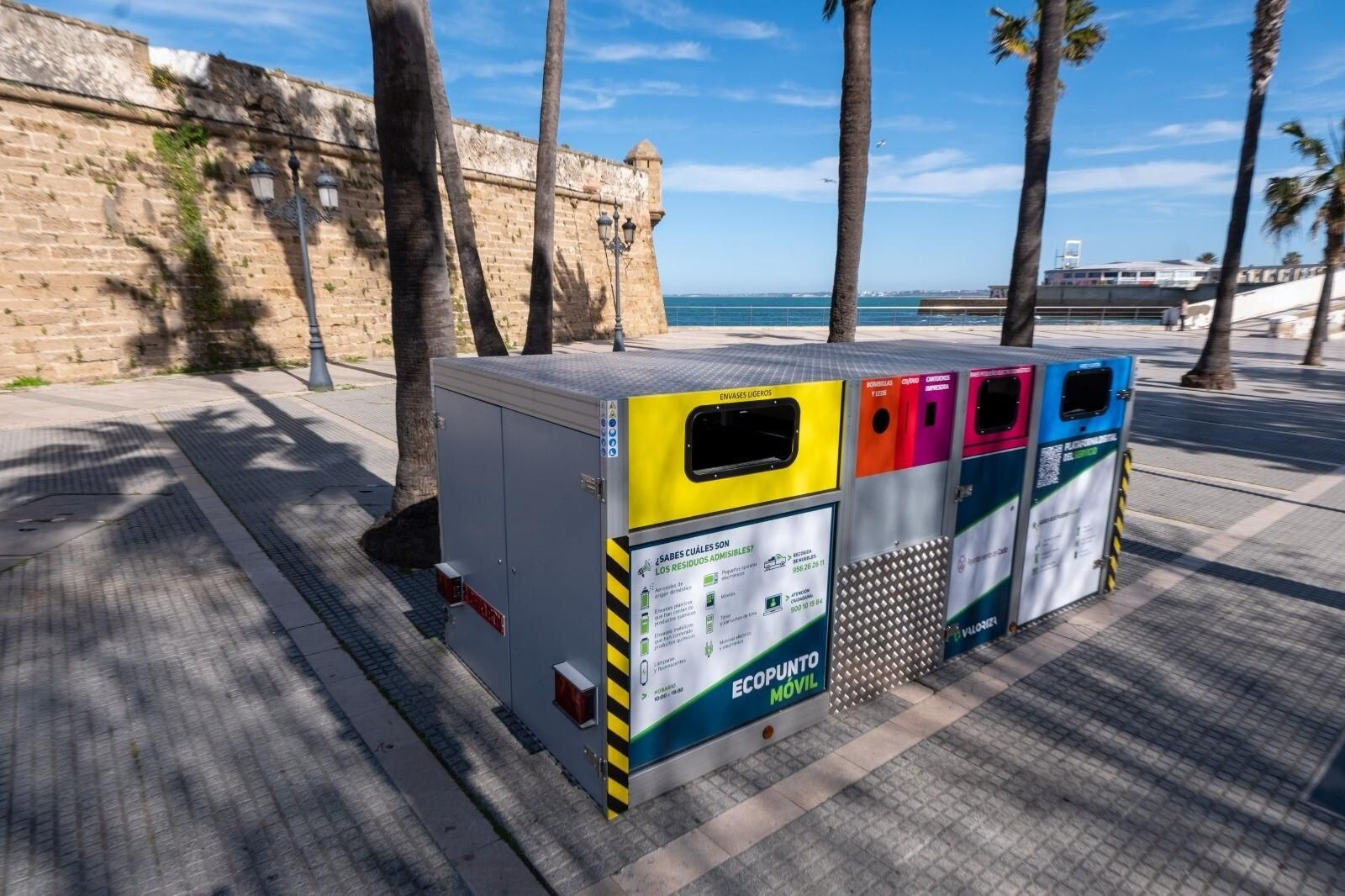 Uno de los nuevos contenedores instalados este lunes.