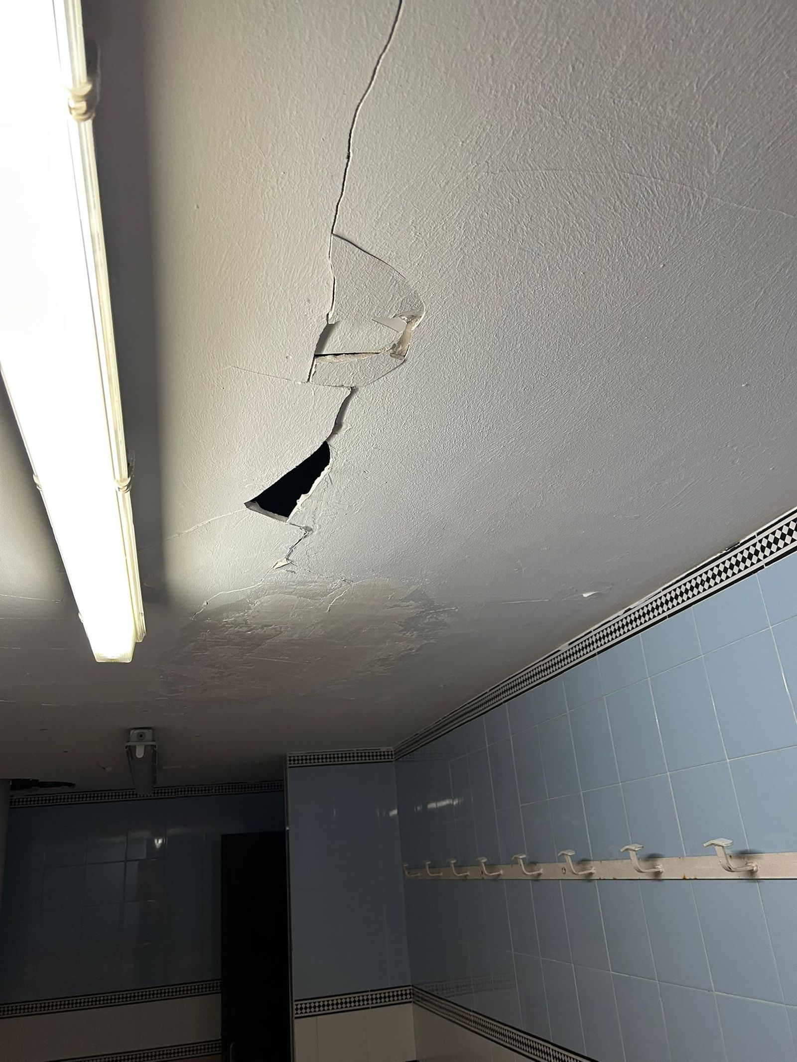 Estado de uno de los techos del vestuario de las pistas polideportivas.