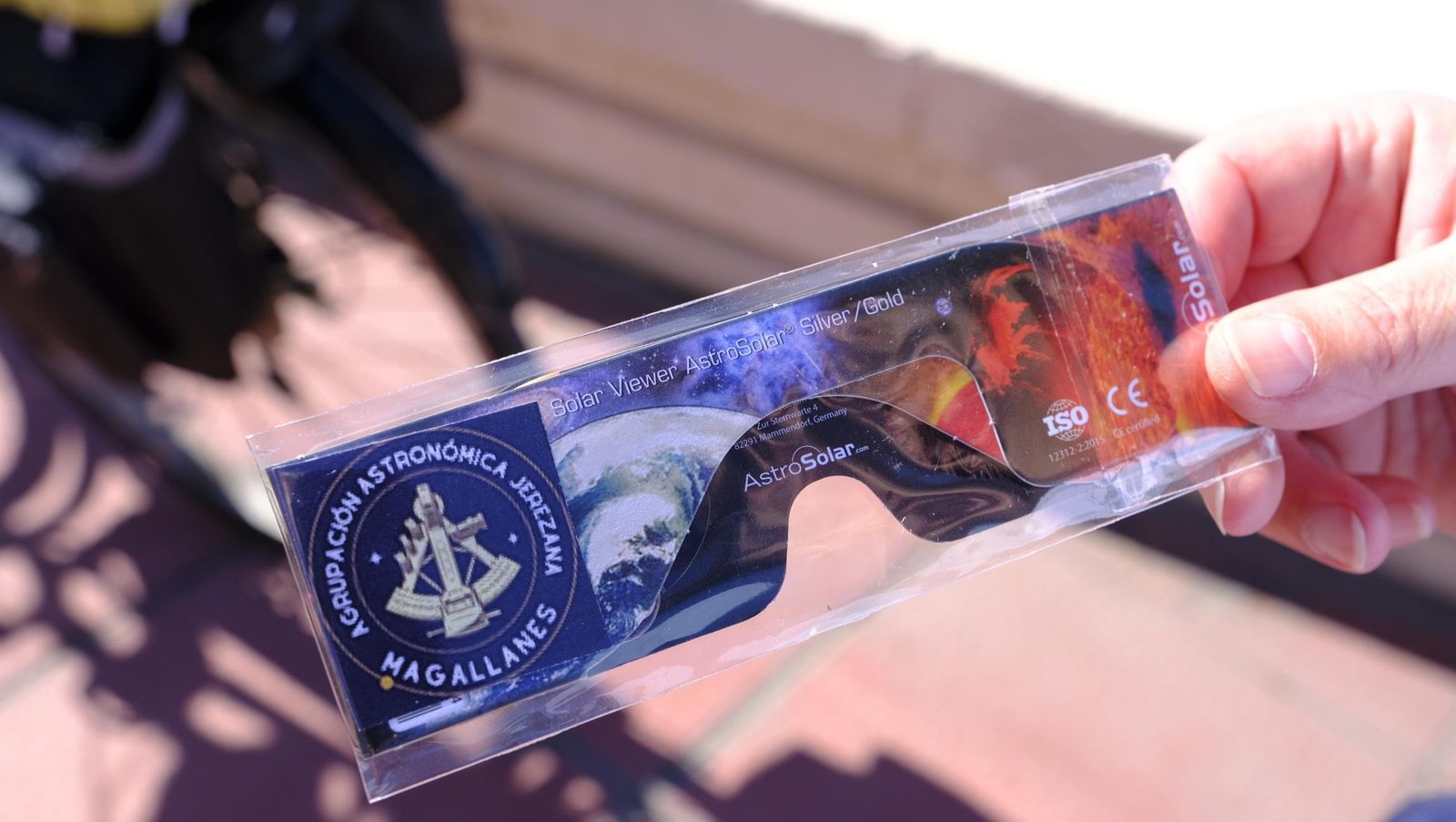 Almería observa el eclipse solar desde el Paseo Marítimo, en imágenes