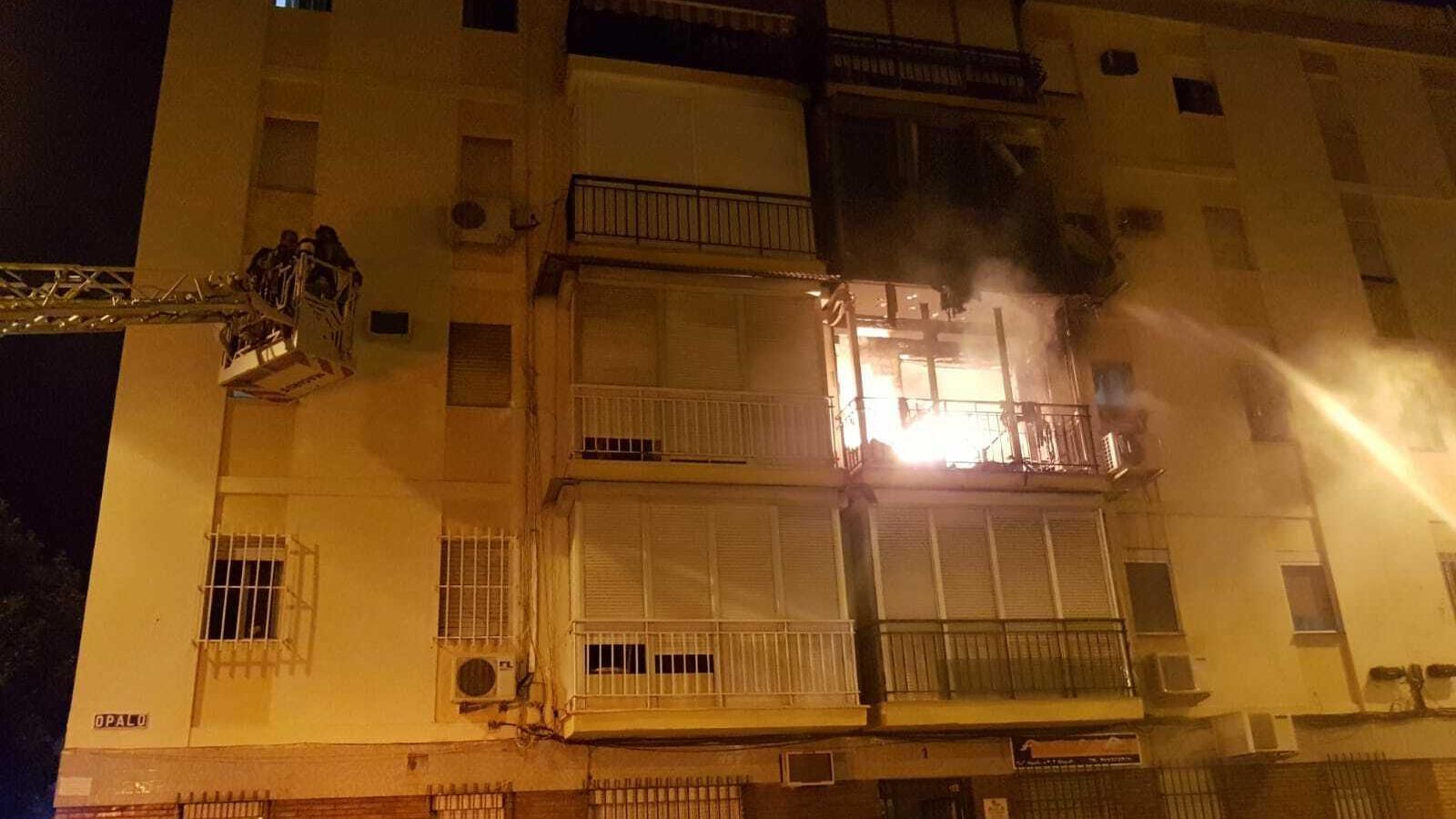 Los Bomberos sofocan el fuego en el piso de la calle Ópalo.