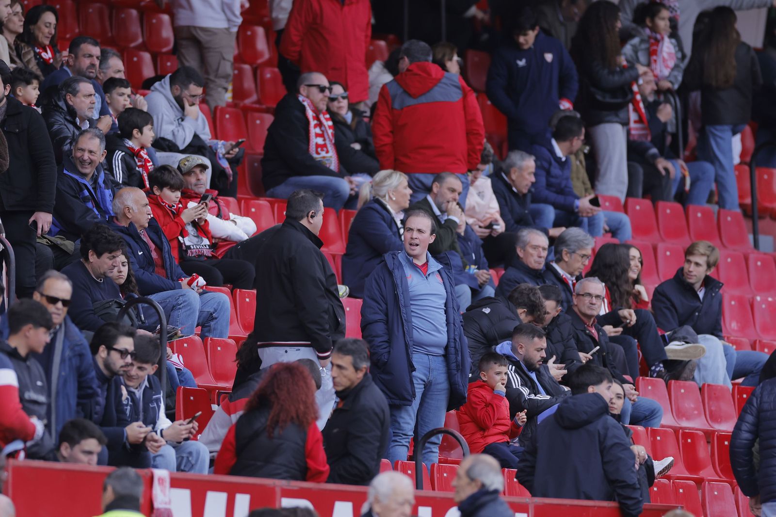 Búscate en las fotos del Sevilla - Girona