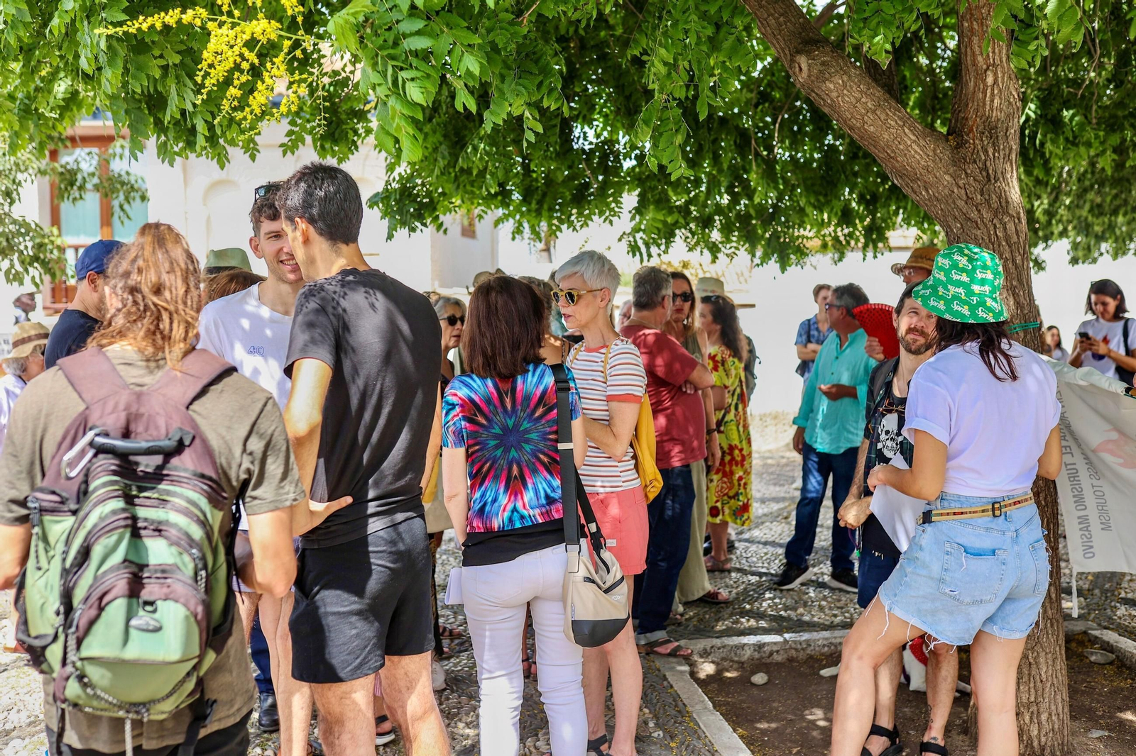 La protesta contra el turismo "que expulsa a los vecinos" del barrio granadino del Albaicín, en imágenes