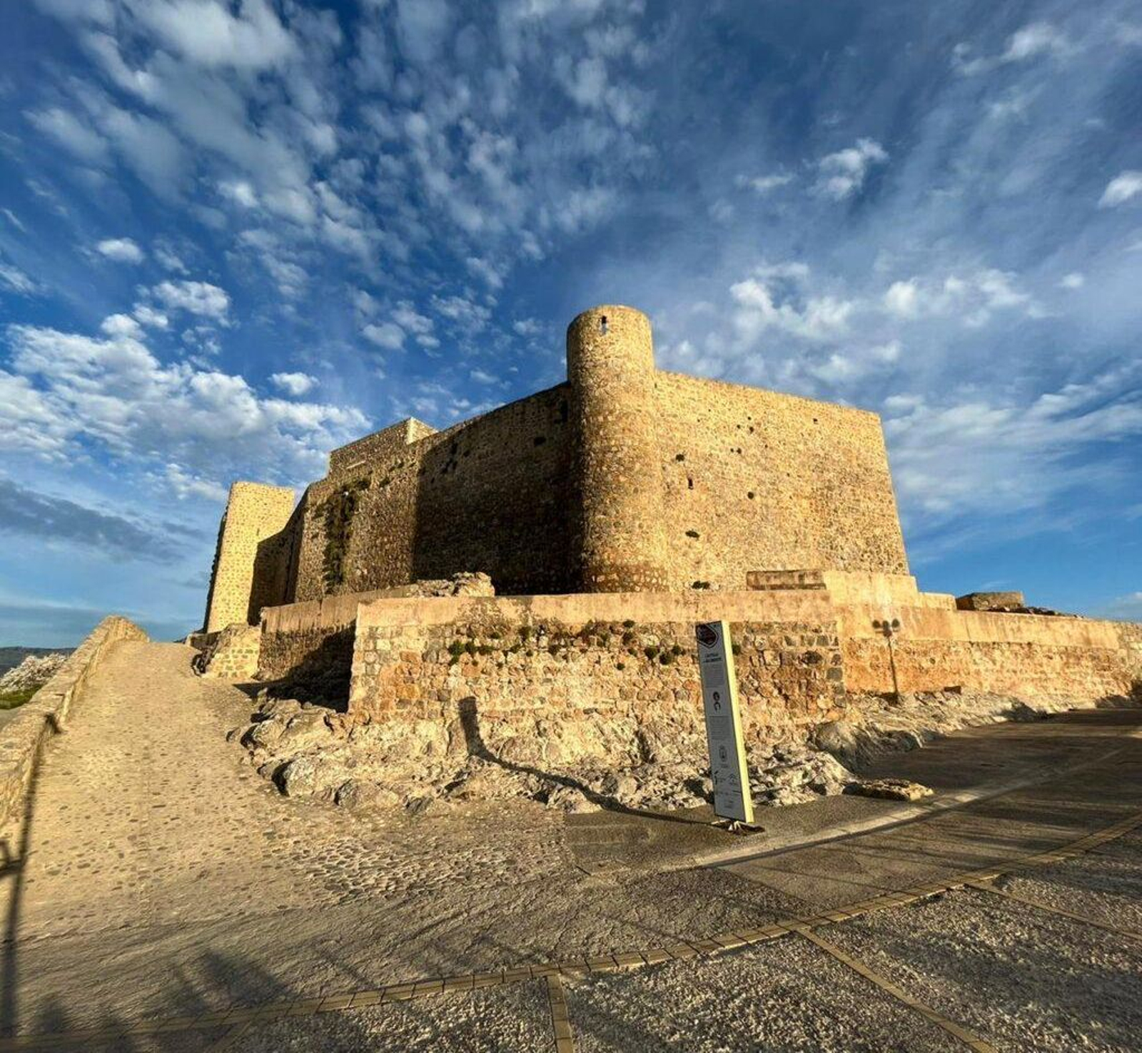 El acceso al castillo está adaptado para poder visitarlo sin barreras.