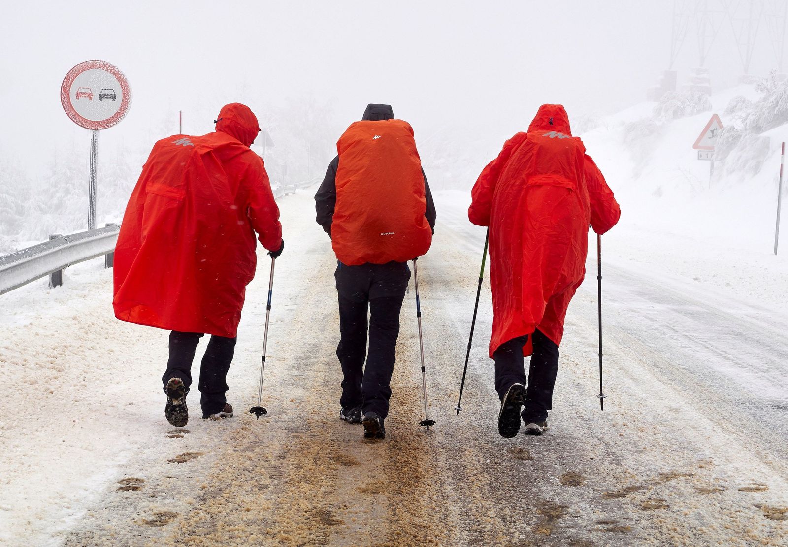 Peregrinos caminando por la nieve en Lugo