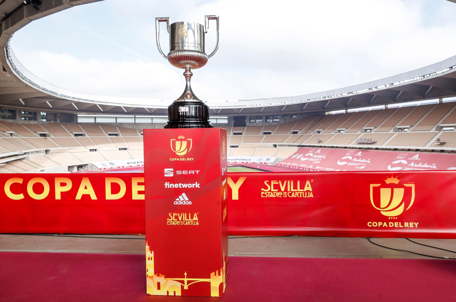 La Copa del Rey, expuesta en el estadio de La Cartuja, sede de la final.