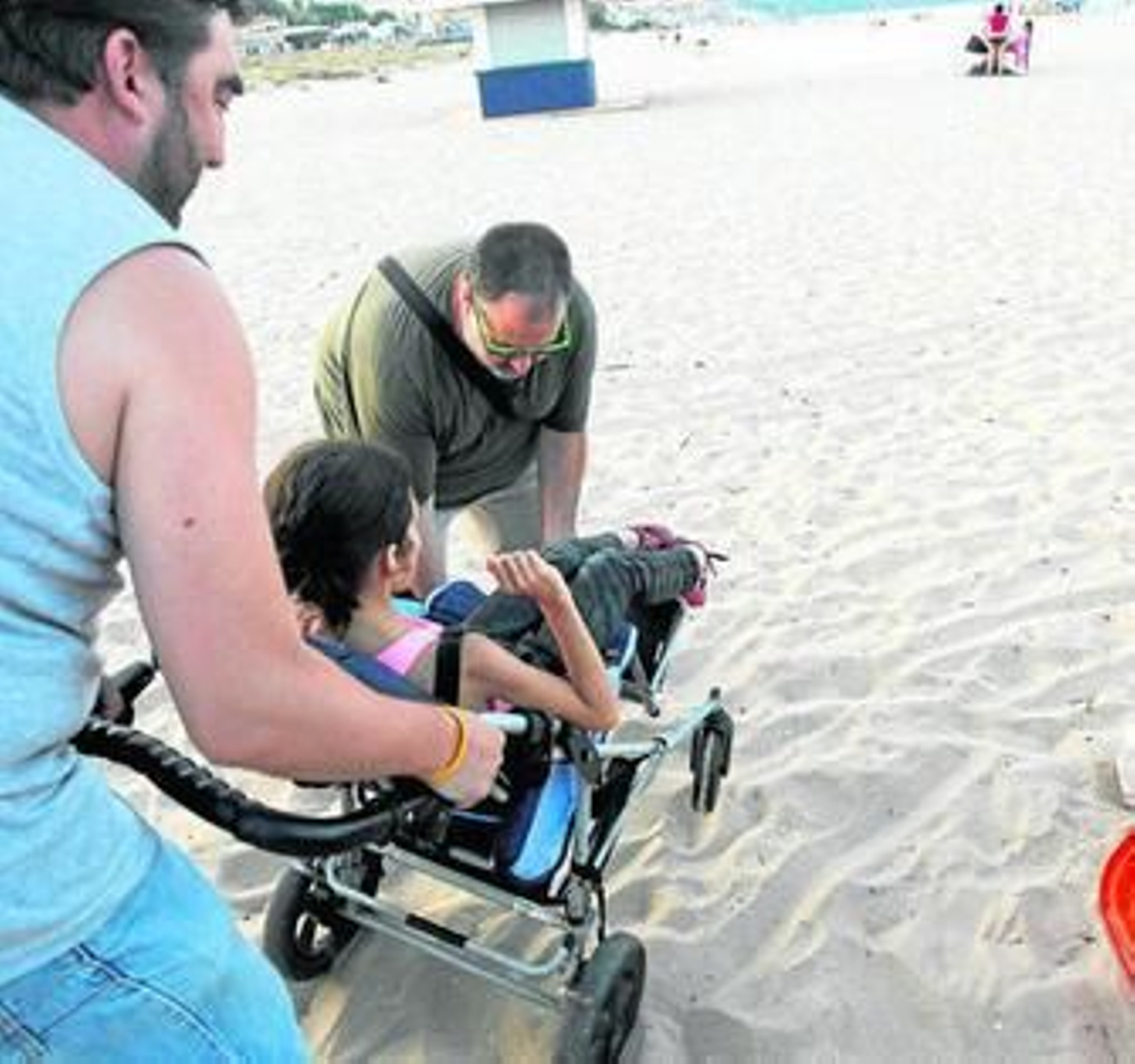 Un padre lleva a su hija a la plaza de Getares.
