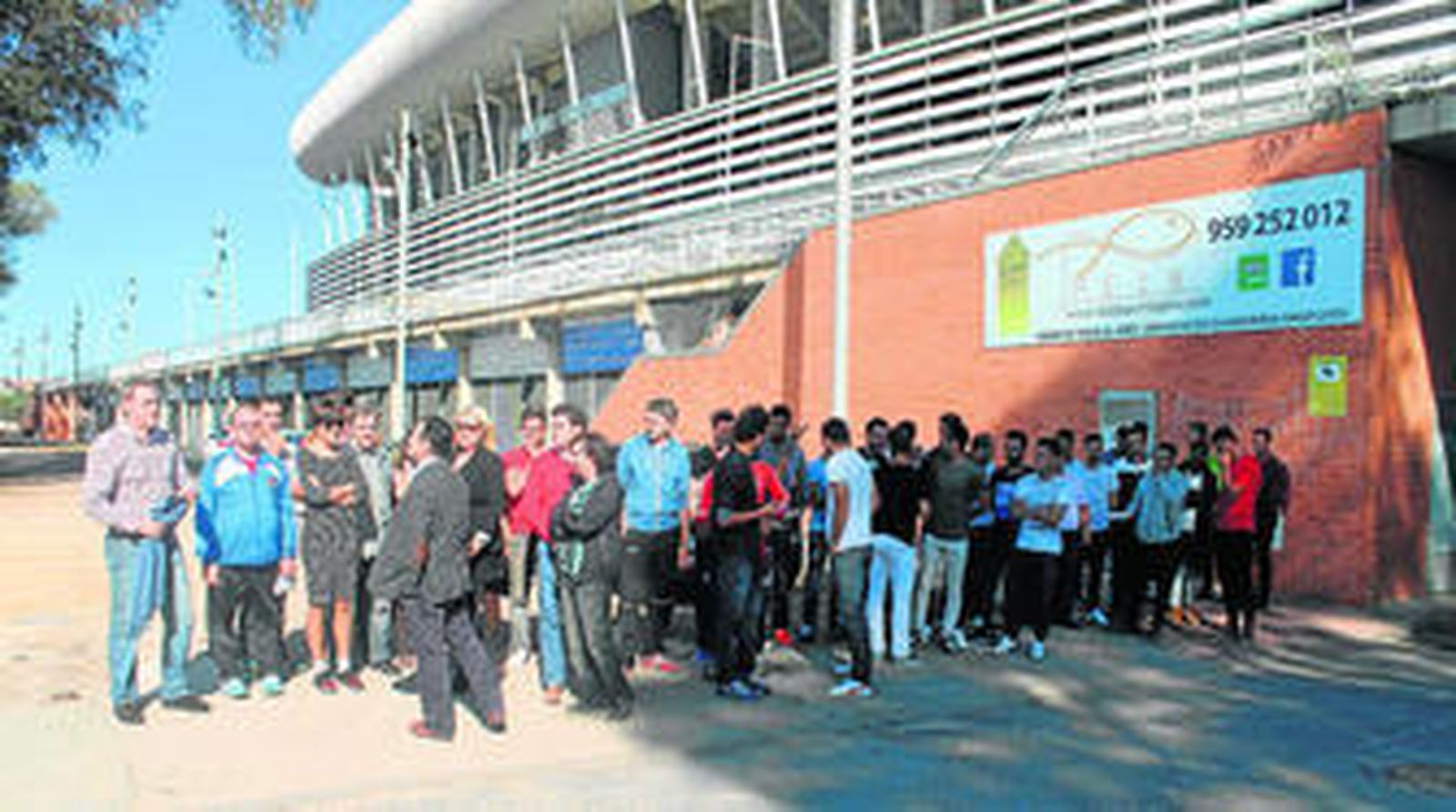 Plantilla, técnicos y empleados del Recre en una protesta silenciosa que realizaron a las puertas del Nuevo Colombino el pasado mes de noviembre.