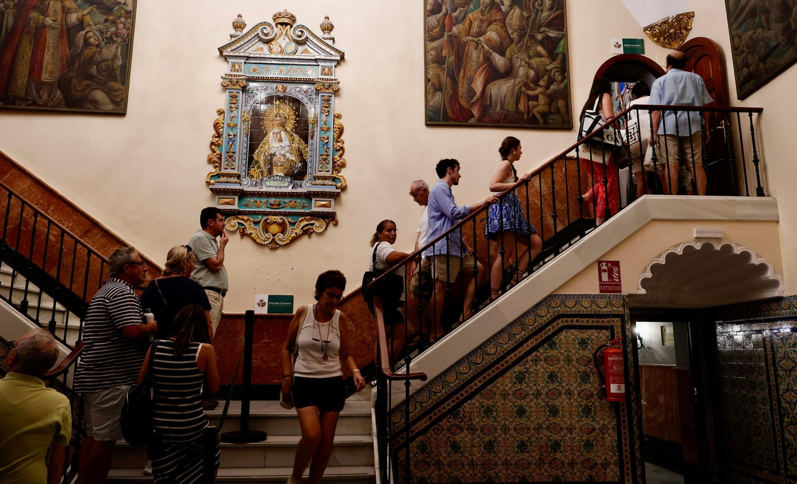 Colas para acceder al camarín de la Virgen de la Esperanza.