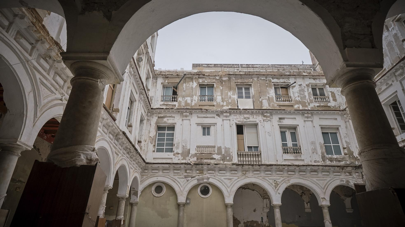 Interior del antiguo 'Instituto del Rosario' en Cádiz