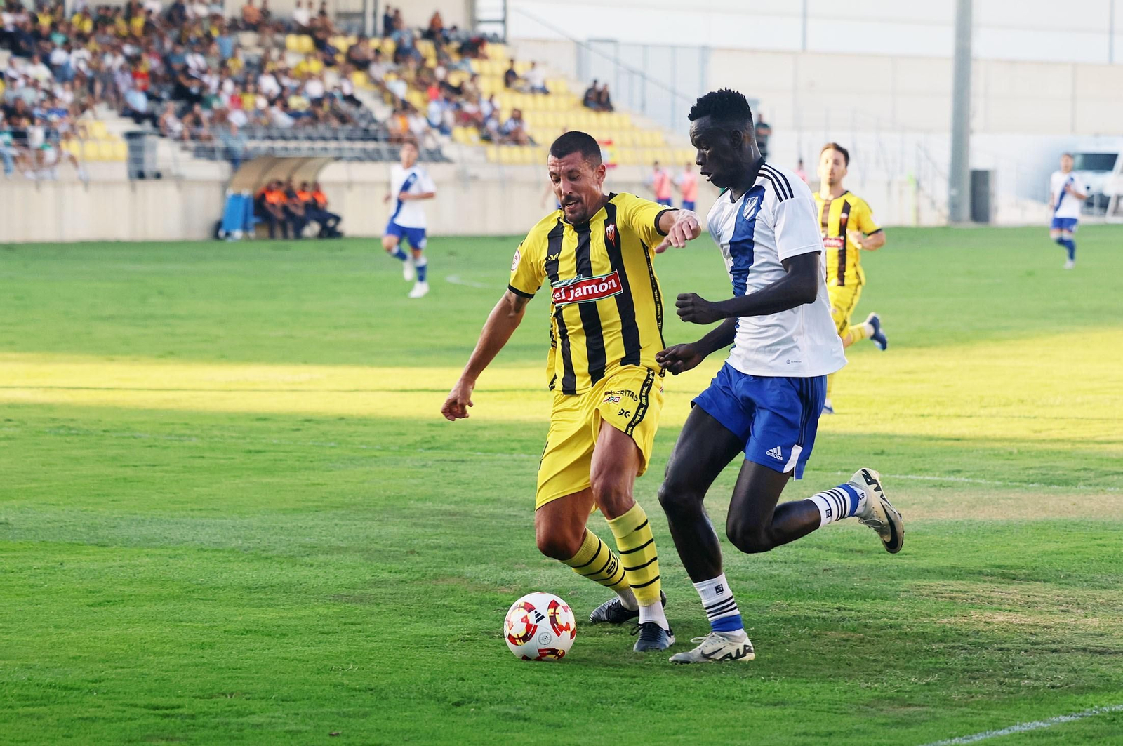 Cheikh, ahora en el San Roque, pugna con Jesús Rueda.