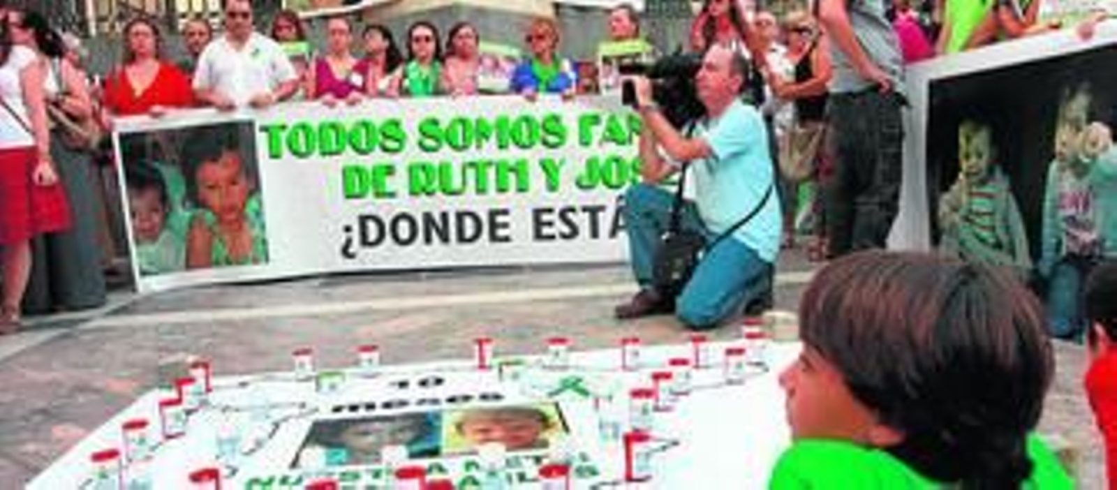 Varios centenares de ciudadanos mostraron ayer su apoyo a los familiares de los dos hermanos, desaparecidos desde hace diez meses y un día.