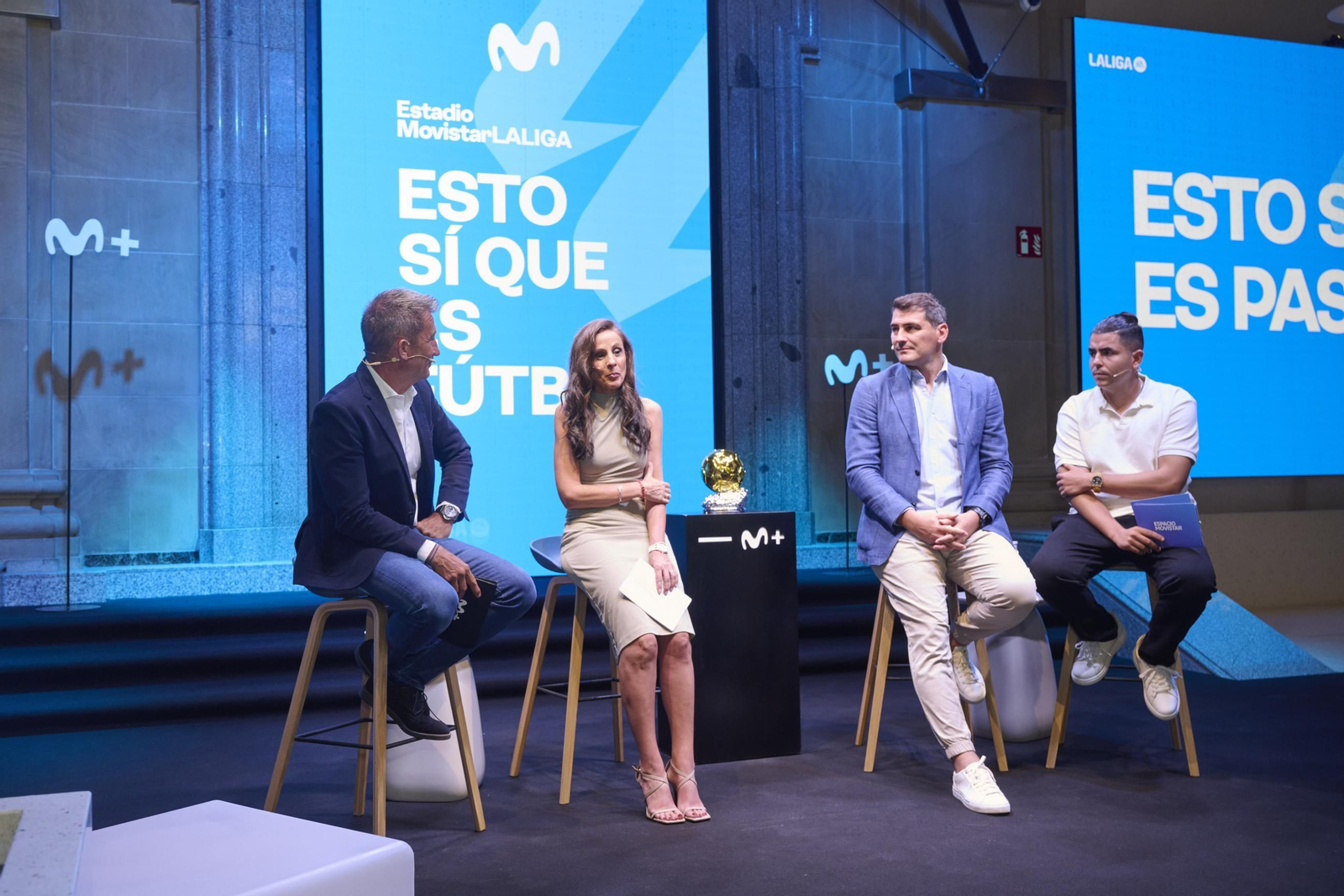 El periodista de Movistar Plus+, Carlos Martínez, Inma Martínez, responsable de Canales de Fútbol de Movistar Plus+; la Leyenda de LALIGA, Iker Casillas, y @Tapy95fut, creador de Contenido de fútbol para el roadshow del Estadio Movistar LALIGA.