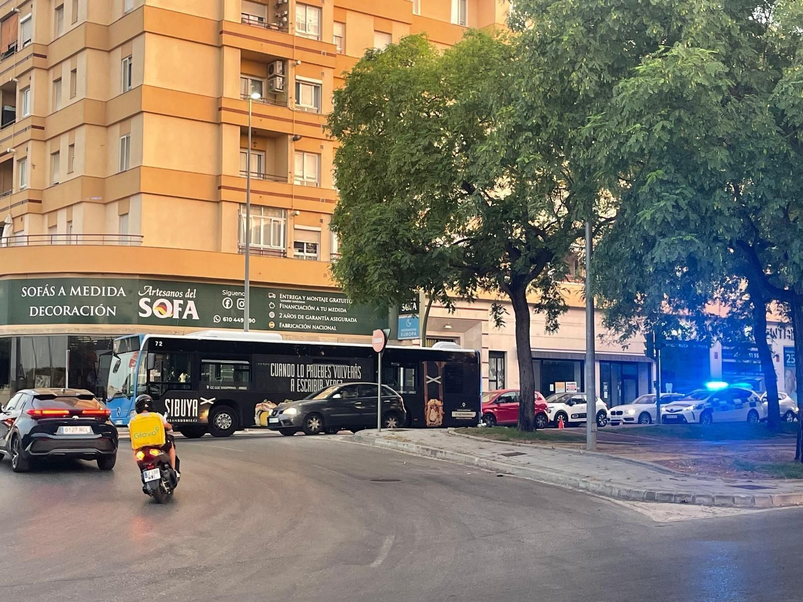 Imagen del autobús urbano averiado en la avenida de Europa
