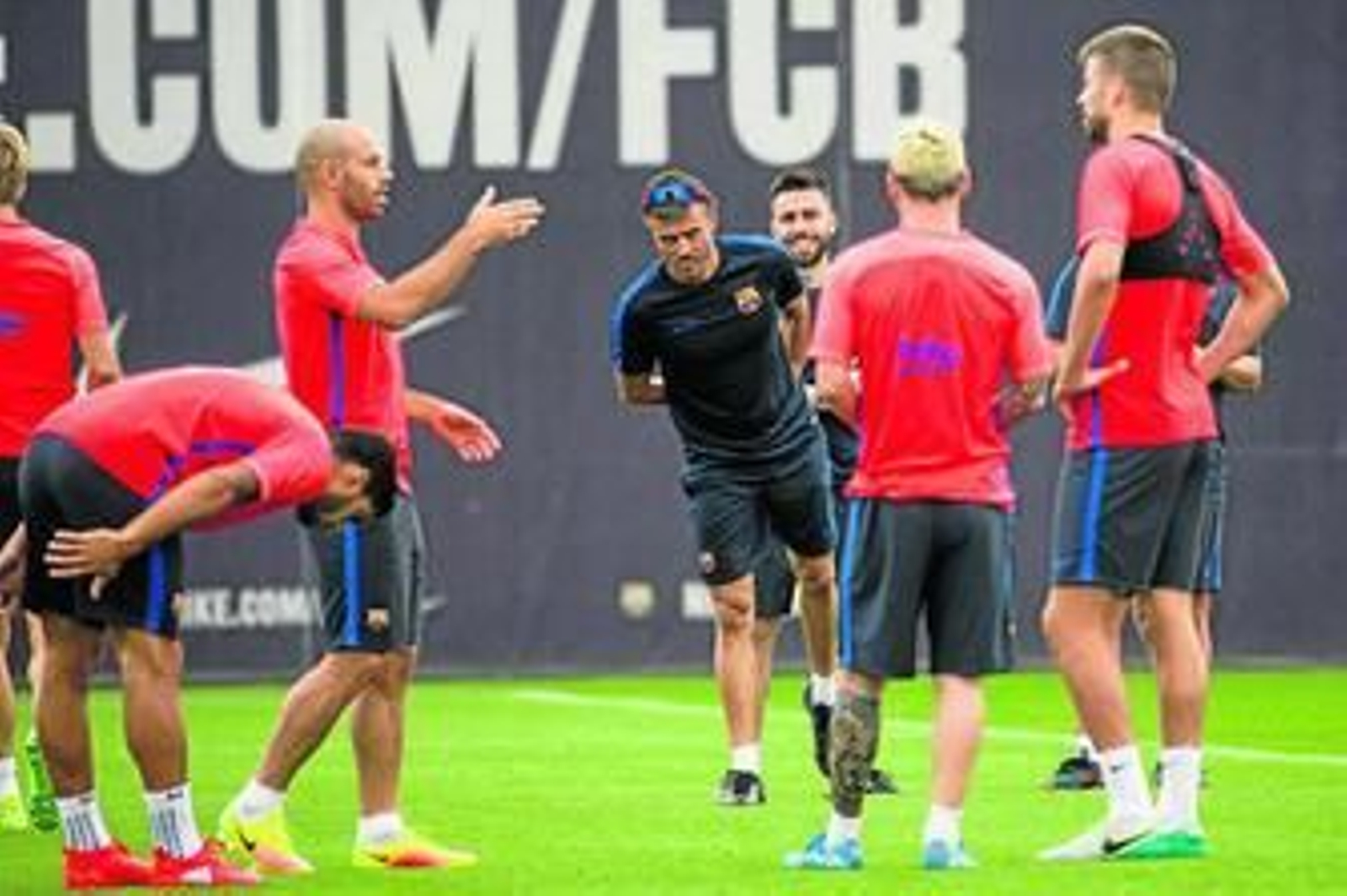 Luis Enrique, durante el entrenamiento de ayer en la ciudad deportiva Joan Gamper.
