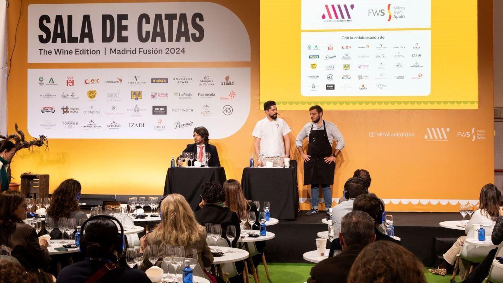 Santiago Jordi, con los jefes de cocina Luis Callealta y Álvaro Vela, del restaurante Ettu.