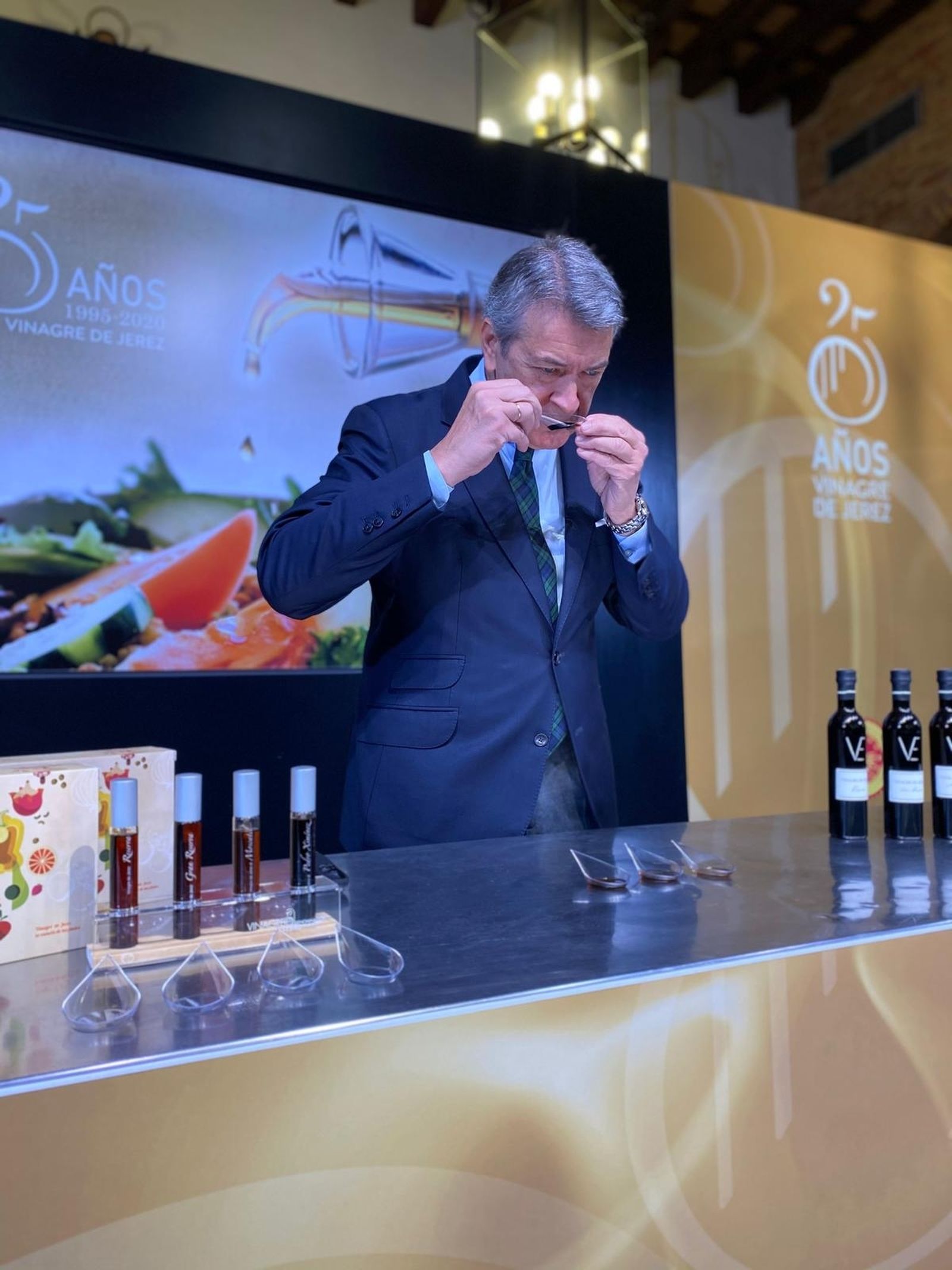 César Saldaña, presidente del Consejo Regulador de la DOP, durante la cata.