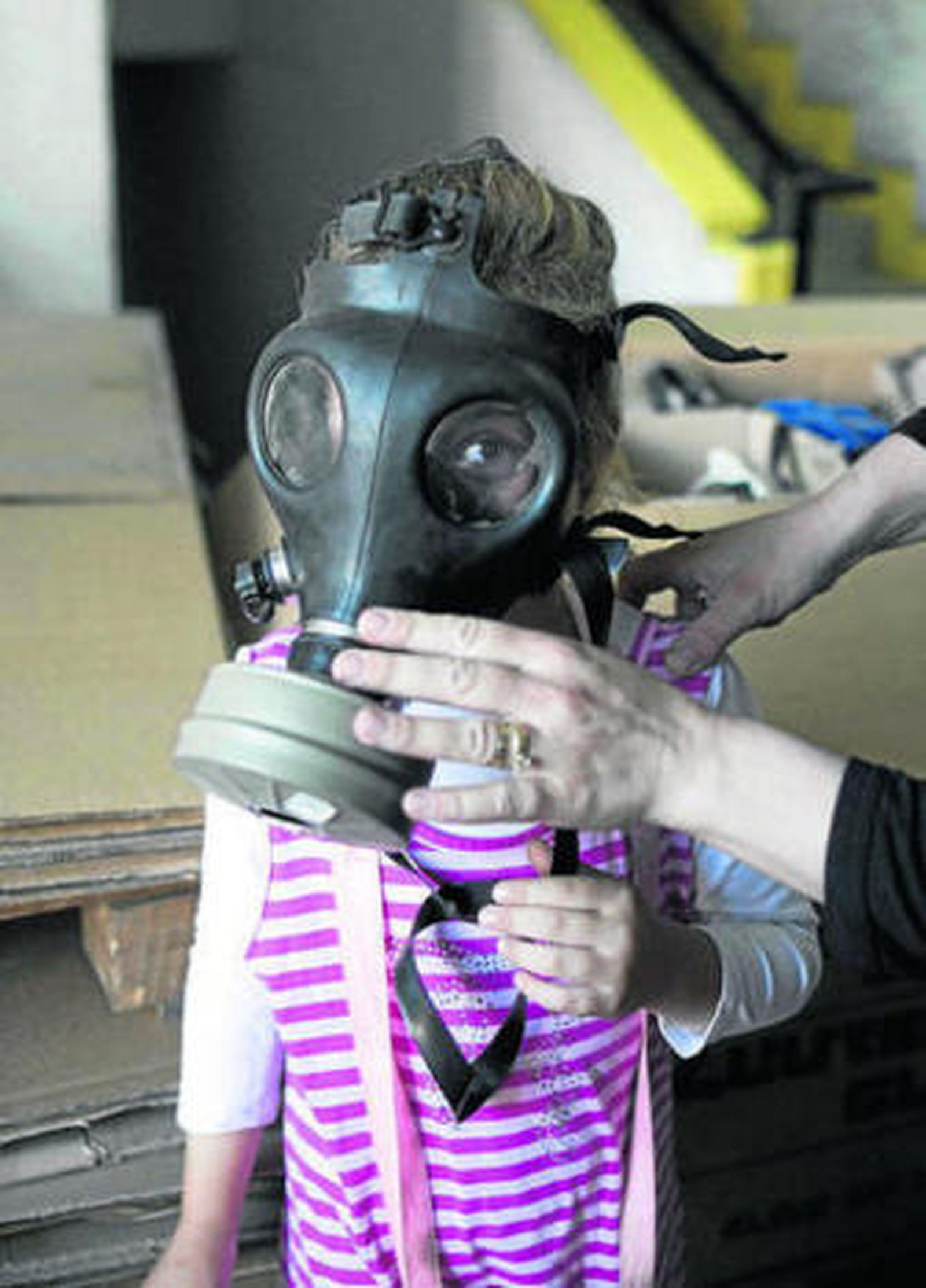 Una niña aprende a ponerse una máscara antigás ayer en Jerusalén.