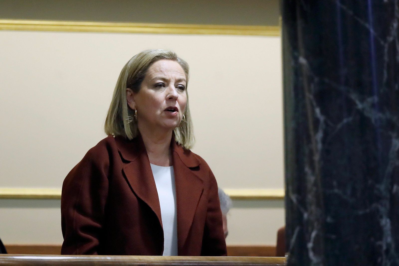 La diputada de CC, Ana Oramas, vota durante la segunda y definitiva votación para investir presidente del Gobierno al candidato socialista