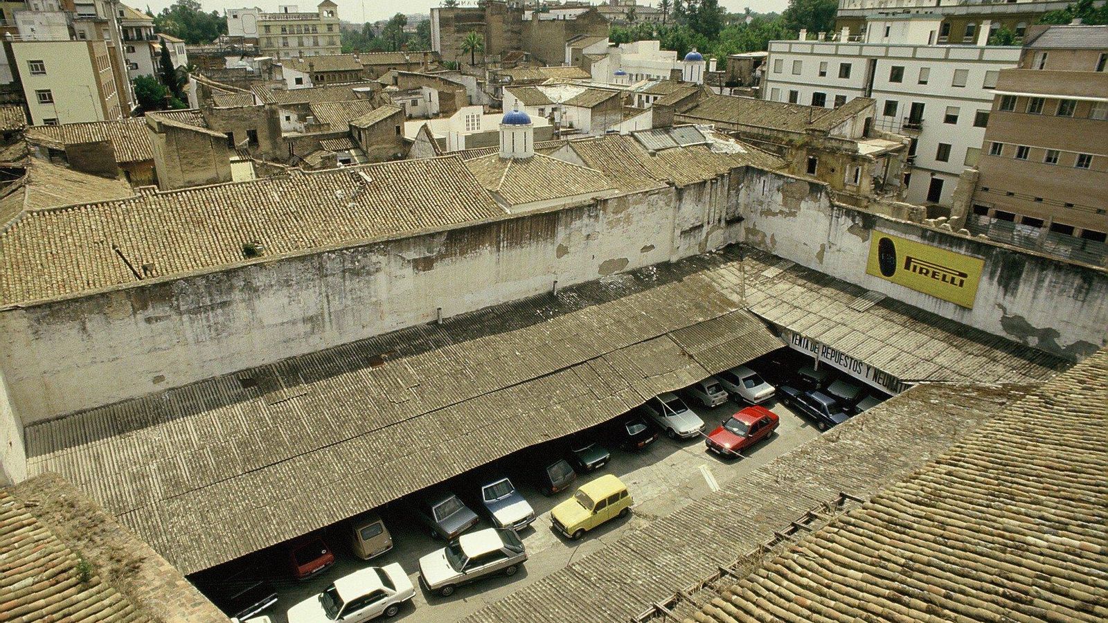 Fotografía del estado anterior a las obras (año 1985) con la Torre semioculta entre construcciones y del Garaje Torre del Oro lleno de vehículos.
