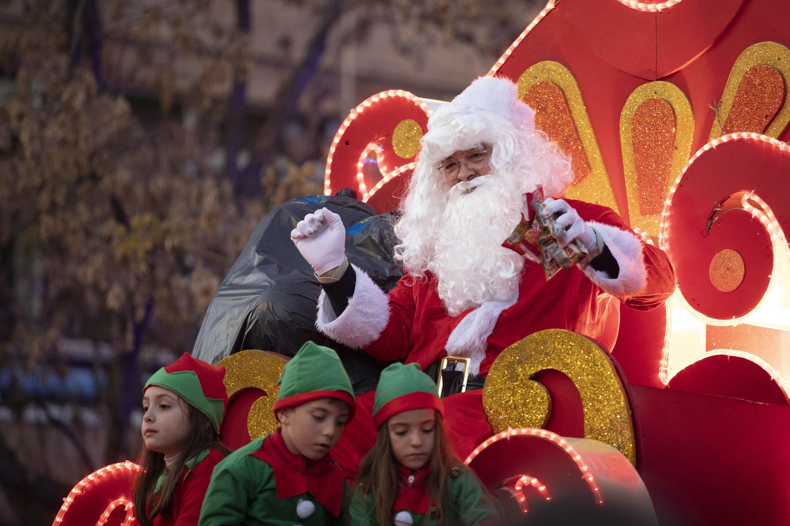 Así ha sido la cabalgata de Papa Noel por Granada