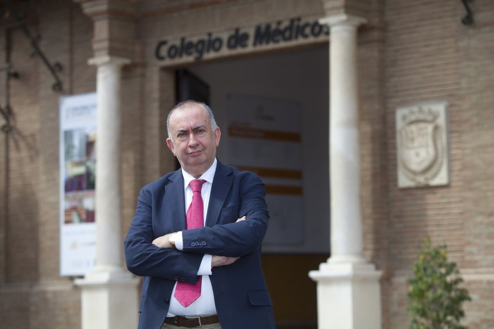 El presidente del Colegio de Médicos de Málaga, en la sede de la calle Curtidores.