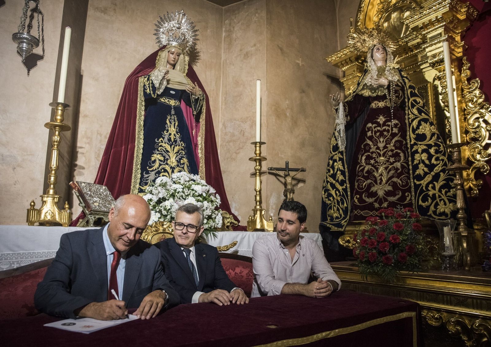 Acto de renovación del contrato en la capilla de la cofradía
