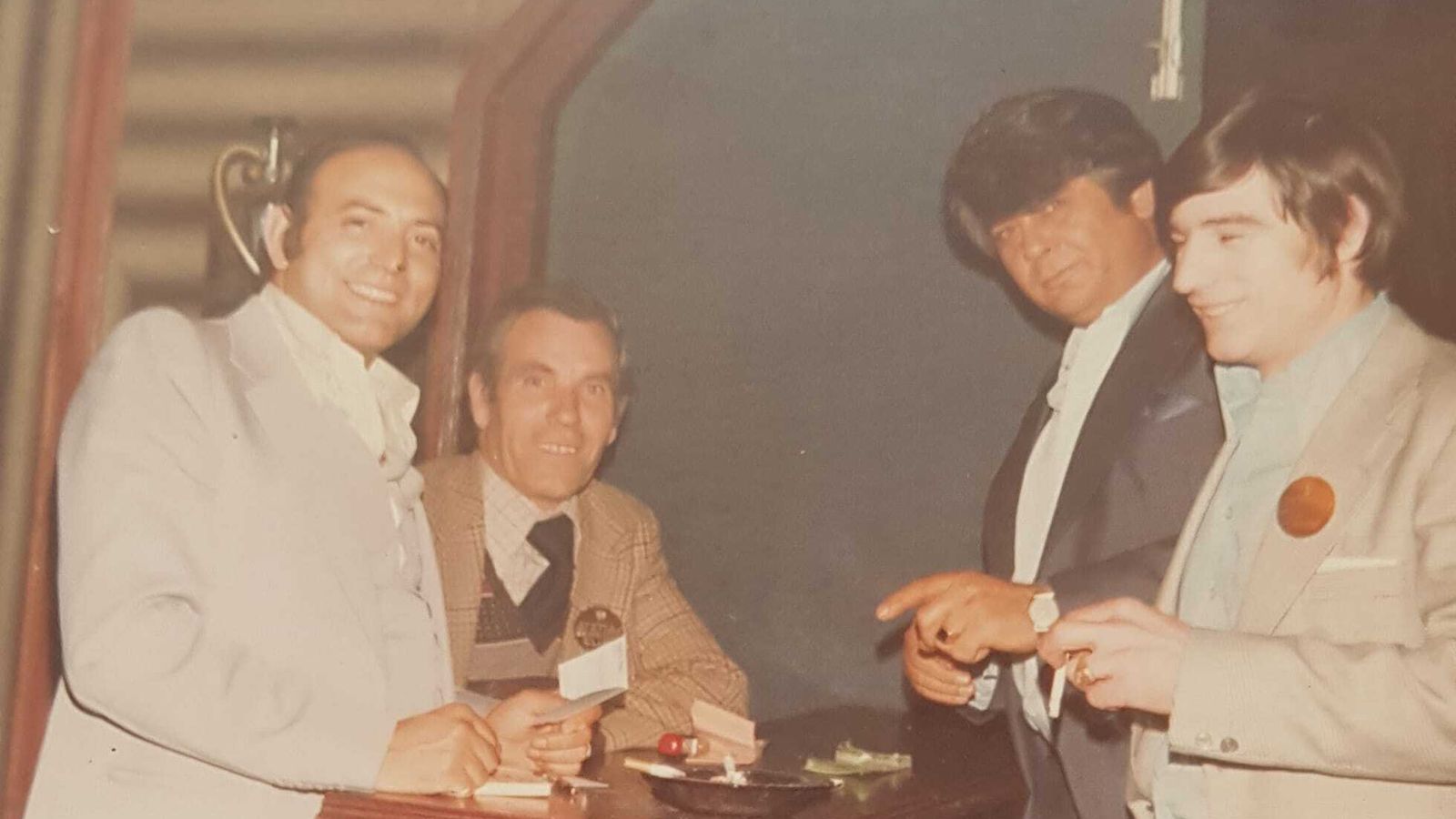 Los socios de Atenas: José Moreno a la izquierda y Manuel García, el segundo por la derecha en la puerta de la discoteca