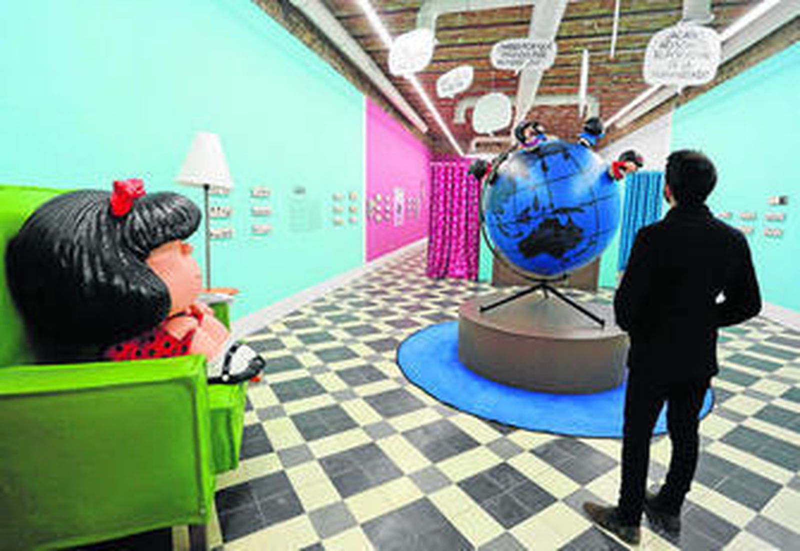 Una de las secciones domésticas de la exposición 'Mafalda. 50 años', en La Térmica.