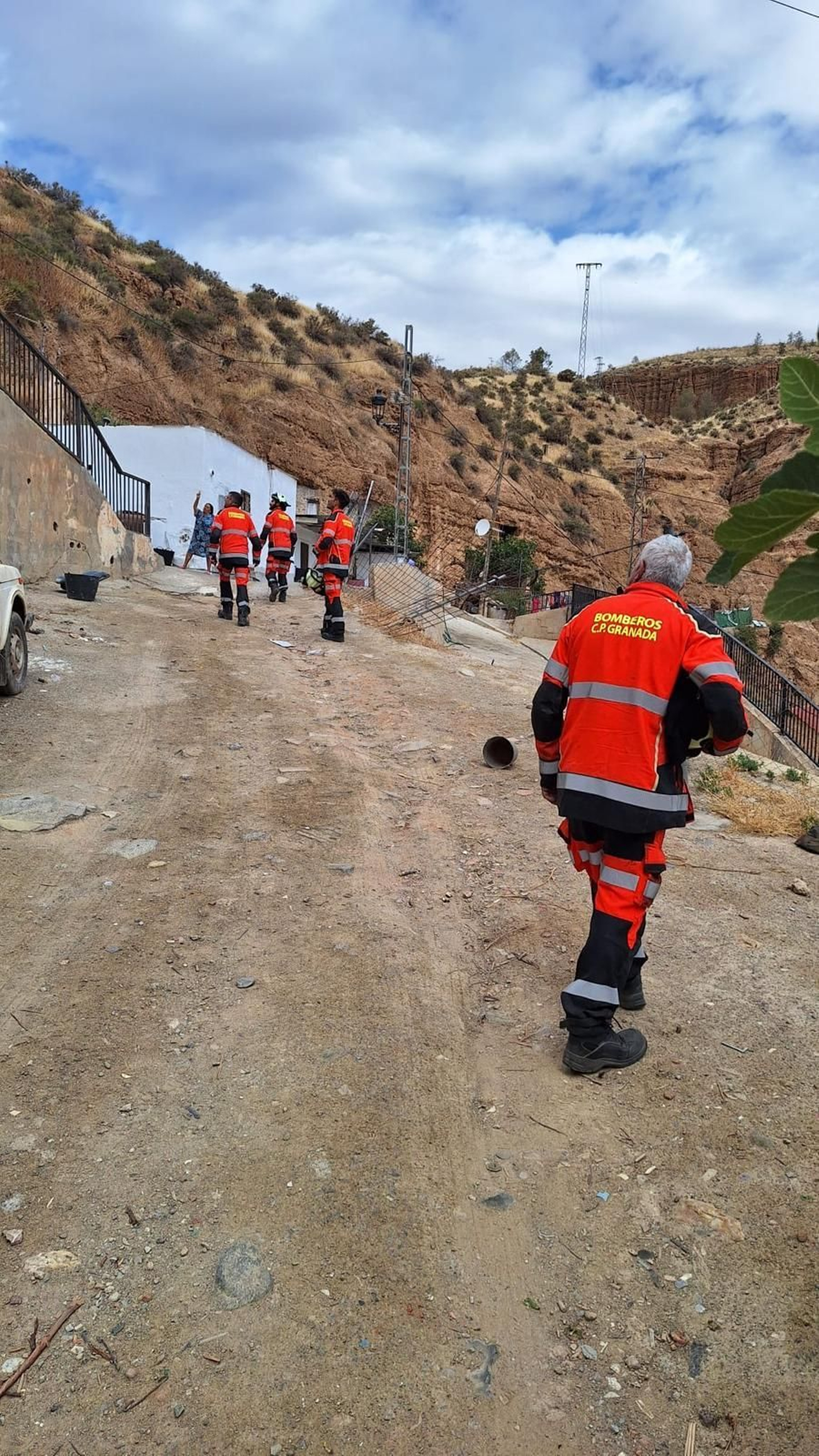 Bomberos de Granada tras el deslizamiento de un muro en Marchal. Bomberos de Granada tras el deslizamiento de un muro en Marchal.