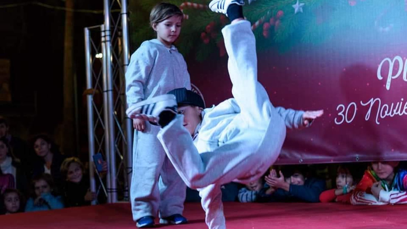 Niños en una exhibición de baile urbano.