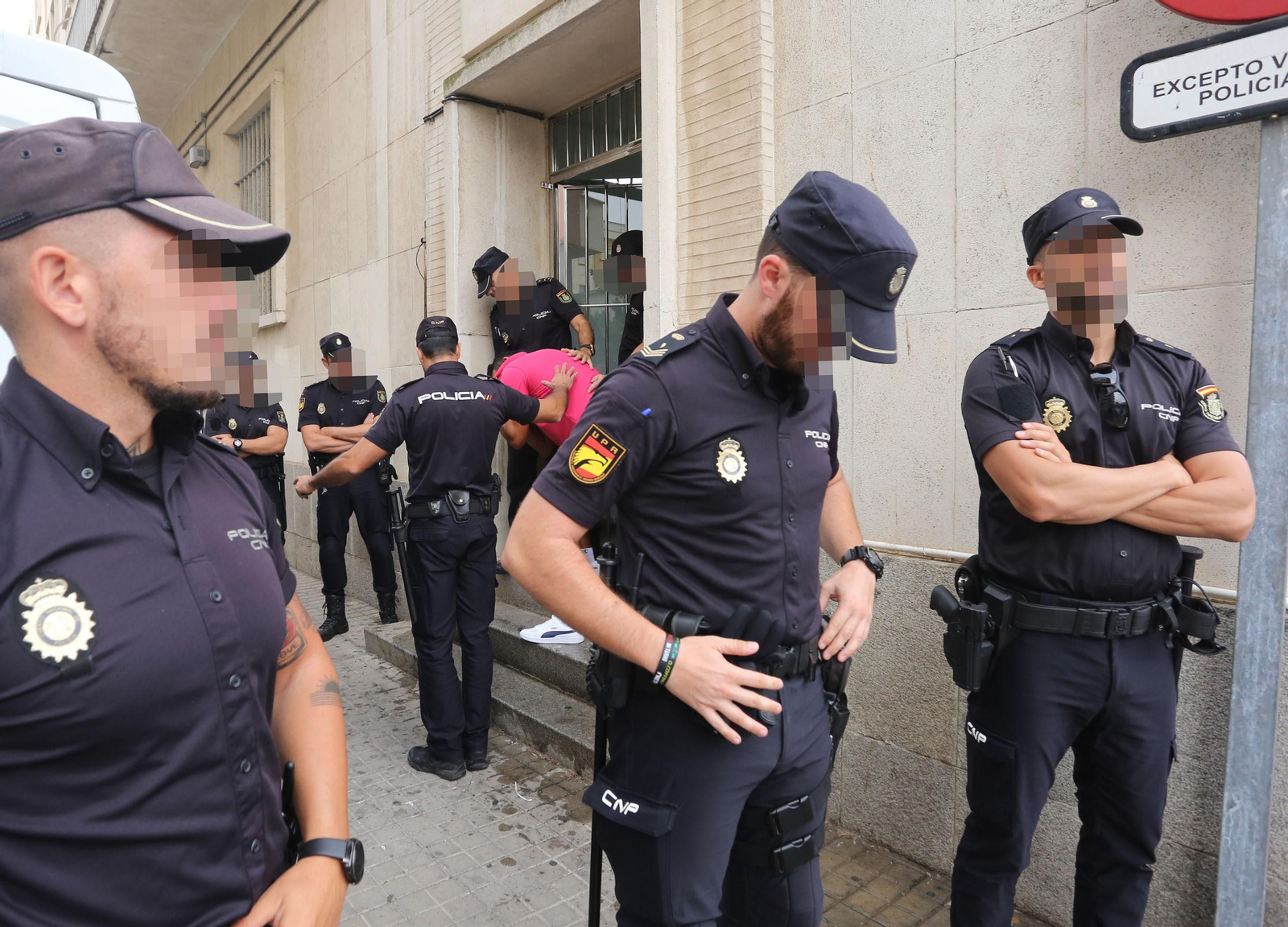 El acusado del acuchillamiento del policía, saliendo del Palacio de Justicia con un fuerte dispositivo policial.