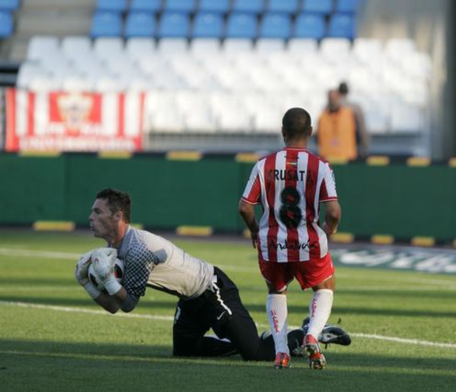 El Almería empata en casa 1-1 ante el Hércules. / Javier Alonso