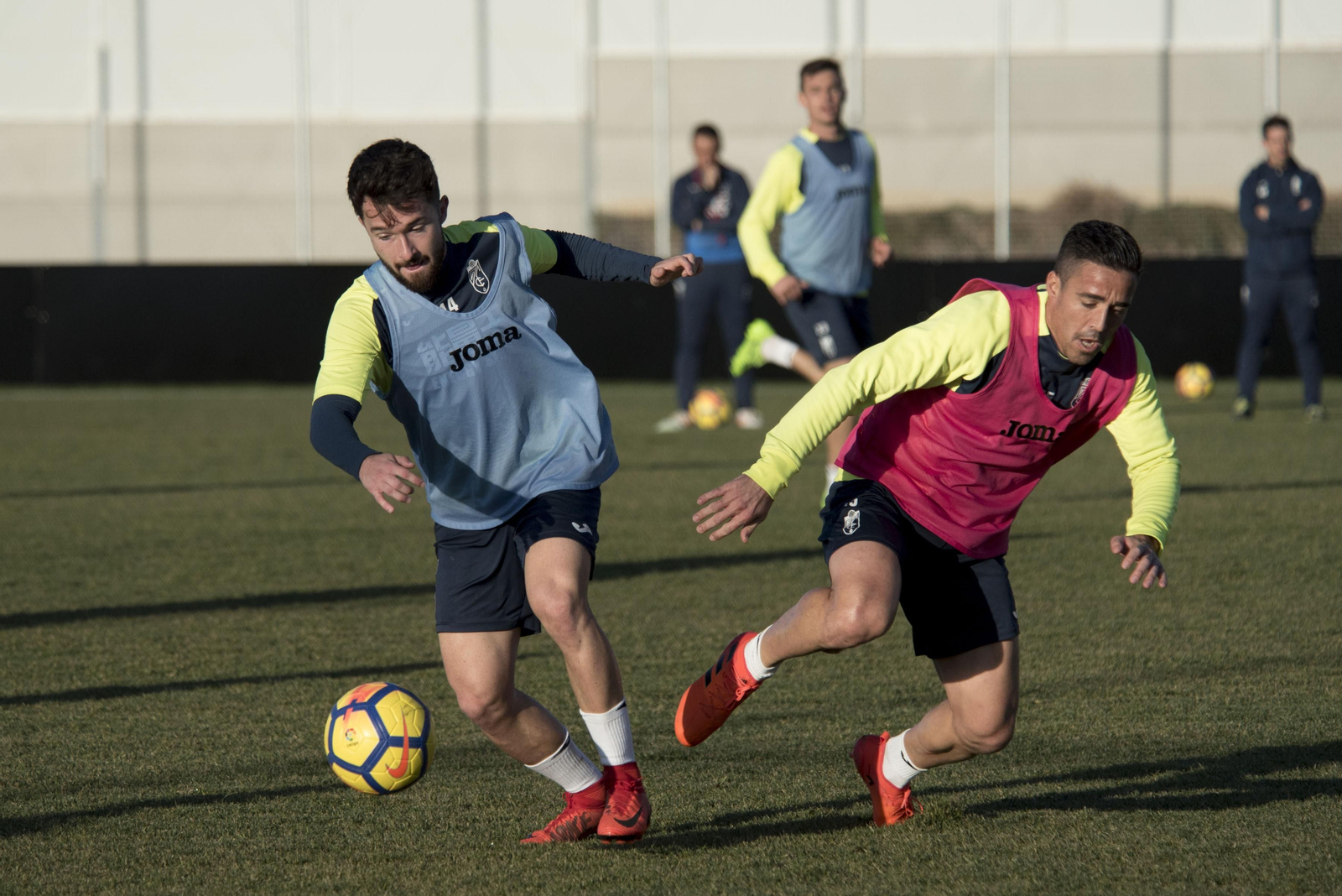Iriondo pugna con Pedro en el entrenamiento de ayer del Granada.