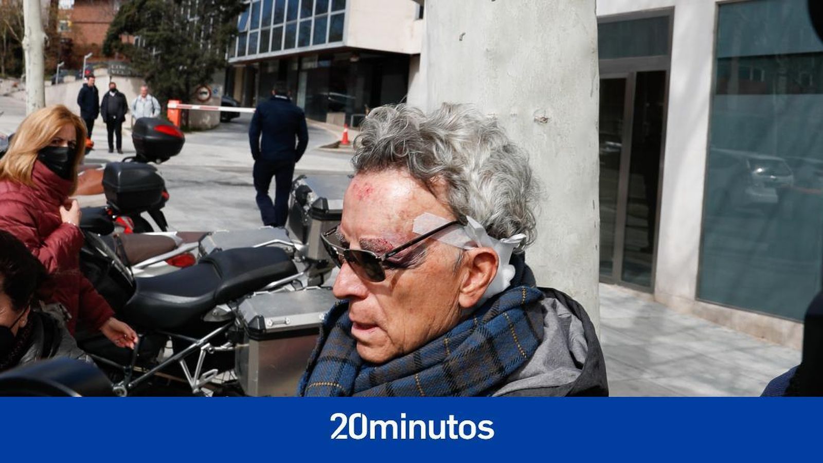 Impactante imagen de Ortega Cano saliendo de la clínica en la que ha sido intervenido.