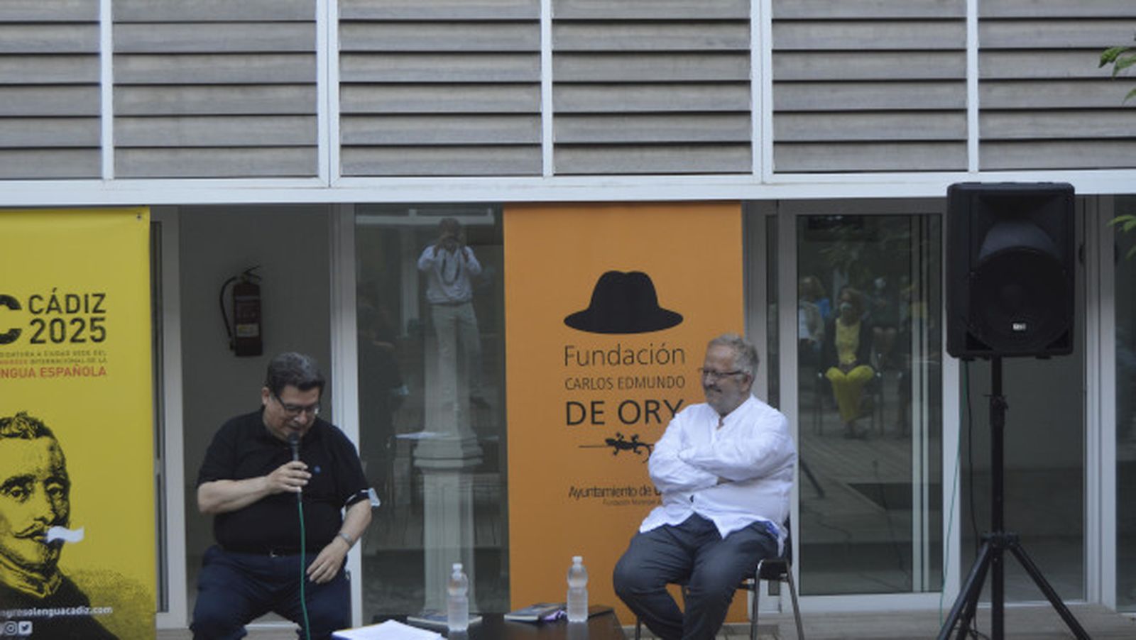 Rafael Marín con Juan José Téllez, durante la presentación del nuevo libro, organizado por la Fundación Carlos Edmundo de Ory en el patio del Espacio de Cultura Contemporánea de Cádiz.