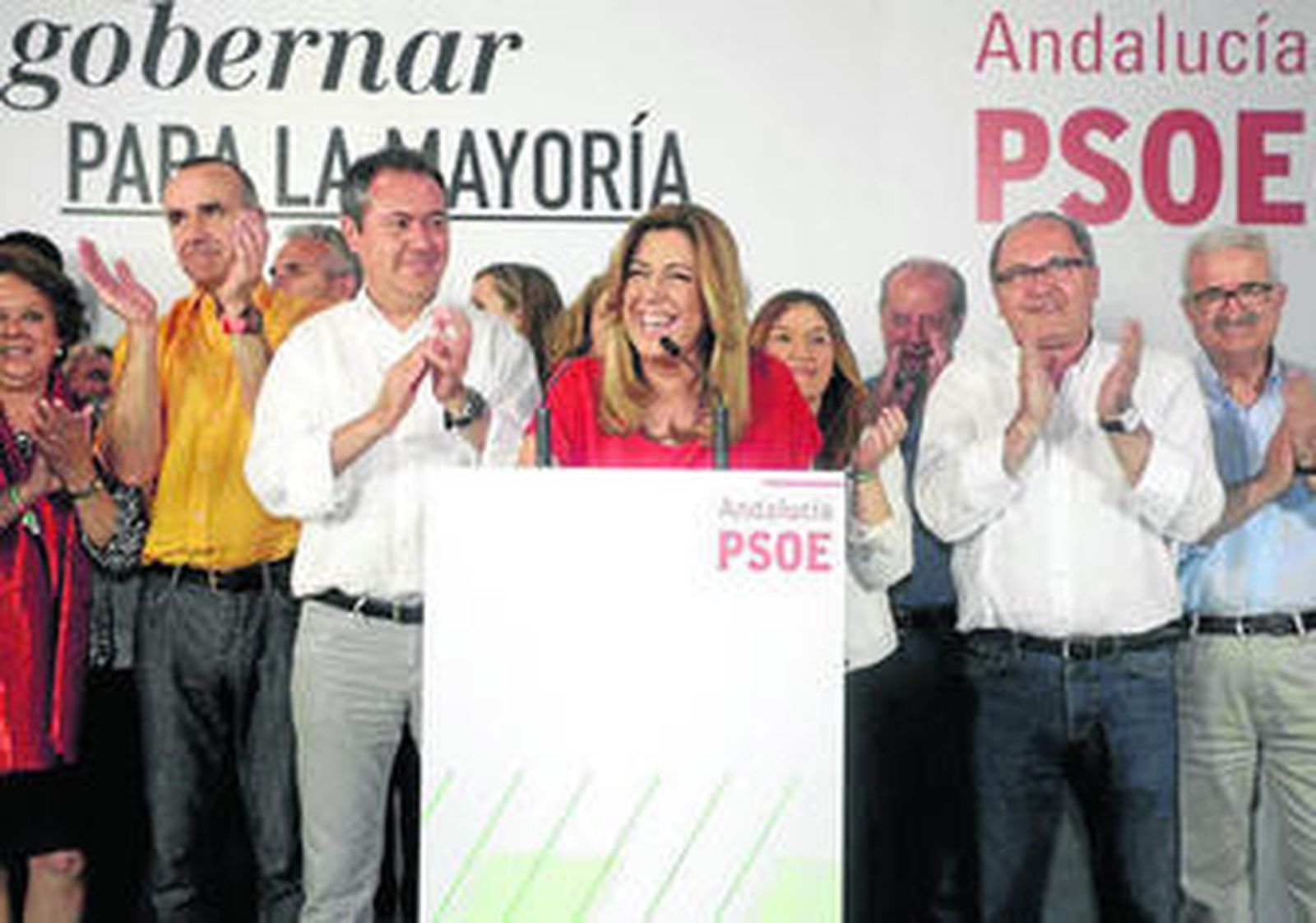 La presidenta en funciones de la Junta, Susana Díaz, celebra los resultados locales junto al candidato socialista a la alcaldía de Sevilla, Juan Espadas.