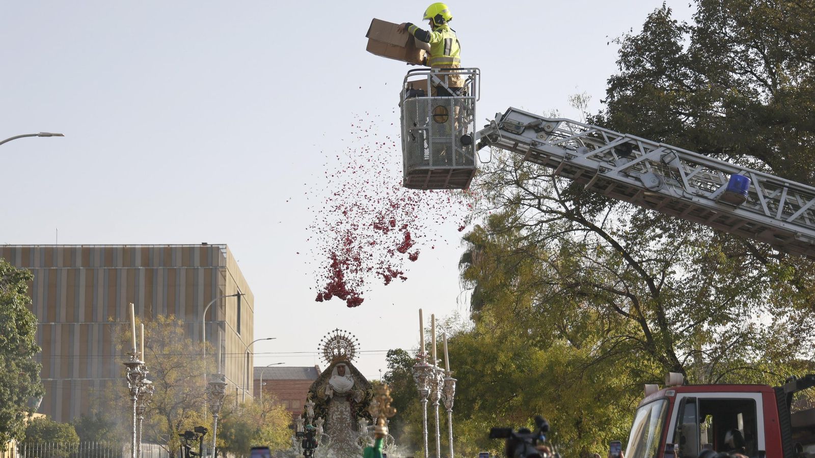 Petalada de los bomberos a la Esperanza de Triana