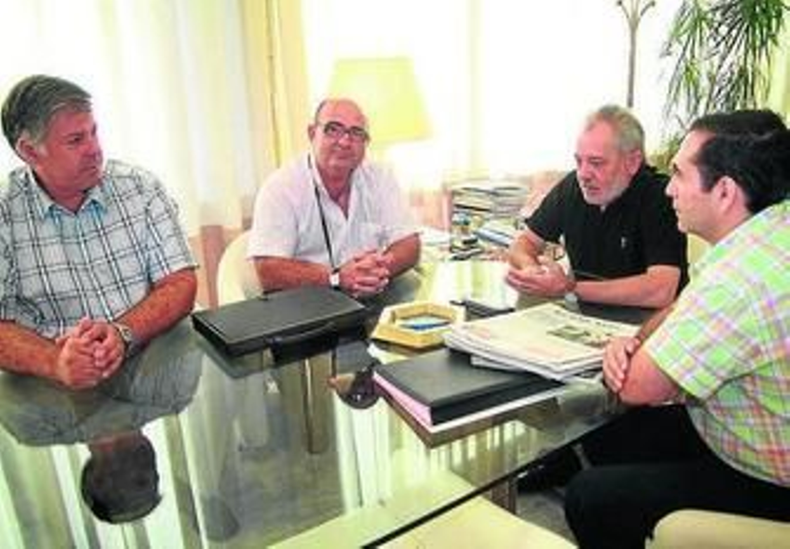 Los integrantes de Taxi Mezquita, reunidos ayer con Ocaña.