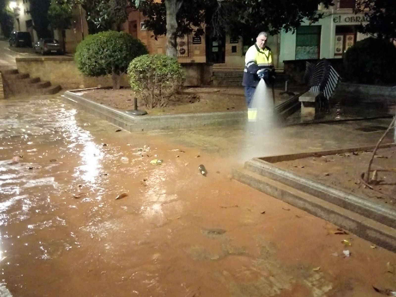 Limpieza del barro acumulado en las calles de Antequera.
