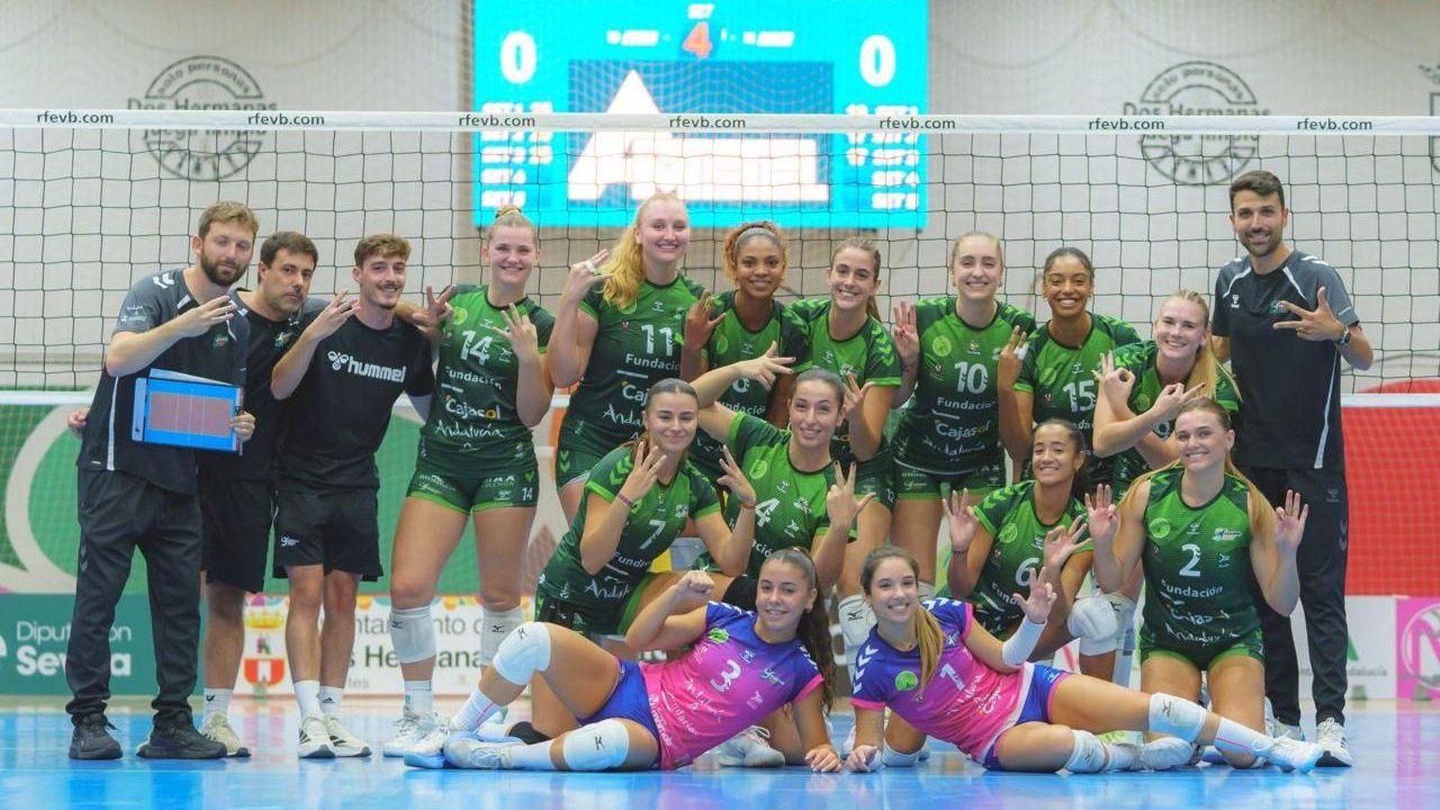 Las jugadoras del Fundación Cajasol Andalucía celebran la victoria conseguida esta tarde.