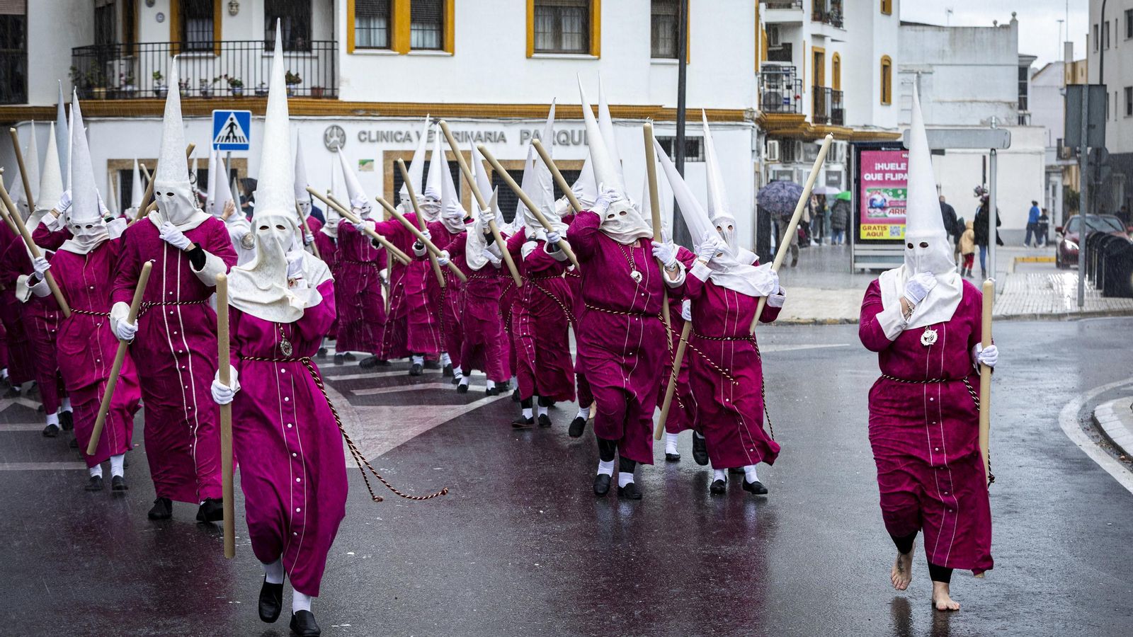 En imágenes,  El Prendimiento de San Fernando tuvo que volverse a su templo entre lágrimas y lluvia