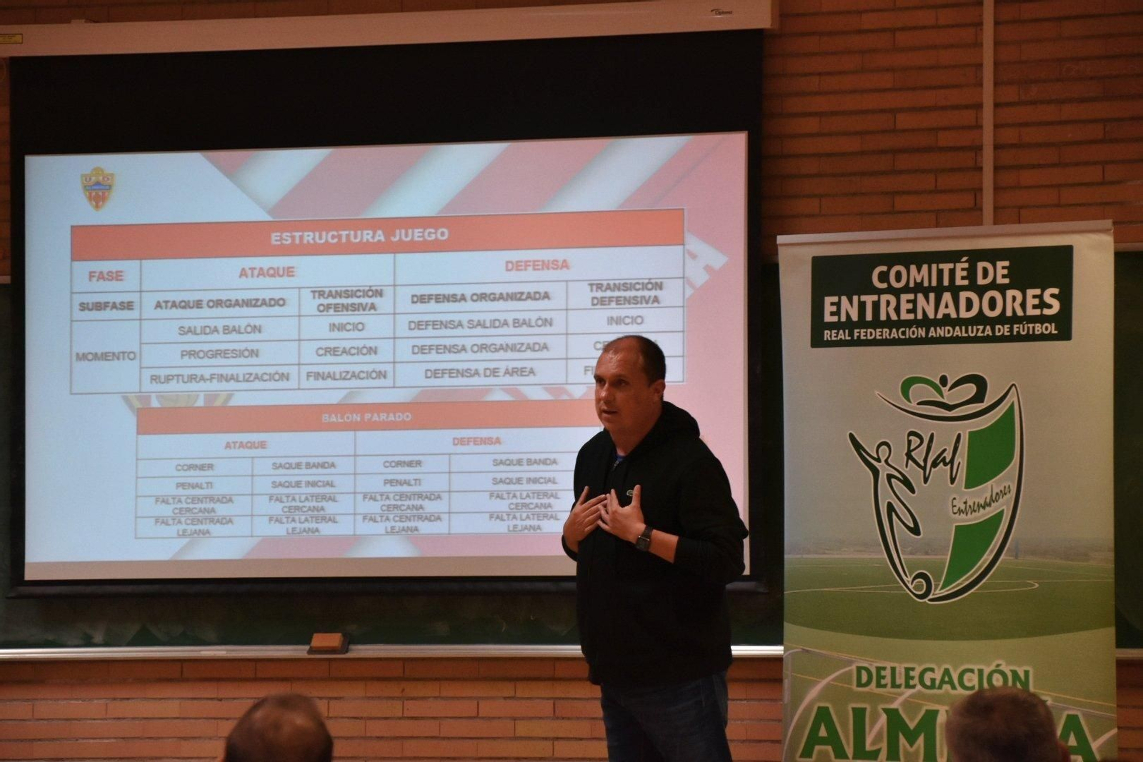 Alberto Lasarte durante su ponencia en la I Jornada de Actualización de la temporada 23-24 organizada por el Comité de Entrenadores de la RFAF.