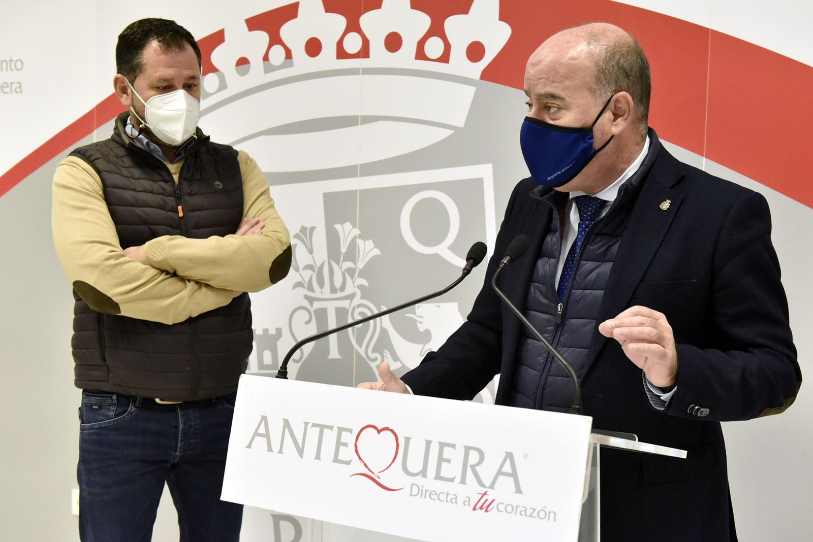 El alcalde de Antequera junto al delegado de Programa Sociales.