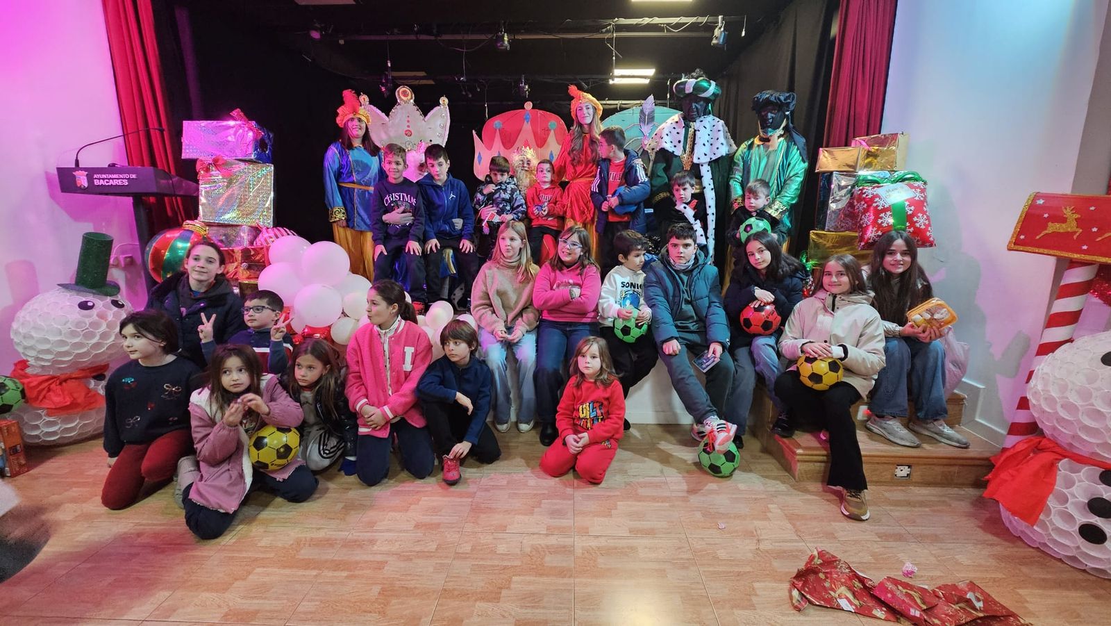 Los Reyes Magos posan con los más pequeños en Bacares.