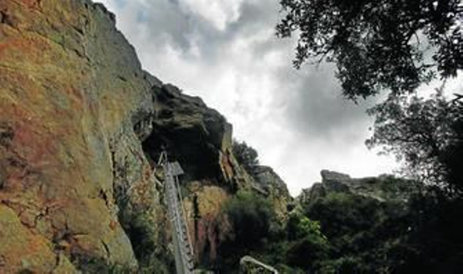 A los primeros cinco metros de tramo de escalera en vertical se suma otro ascenso menor que se introduce en la pequeña cueva.