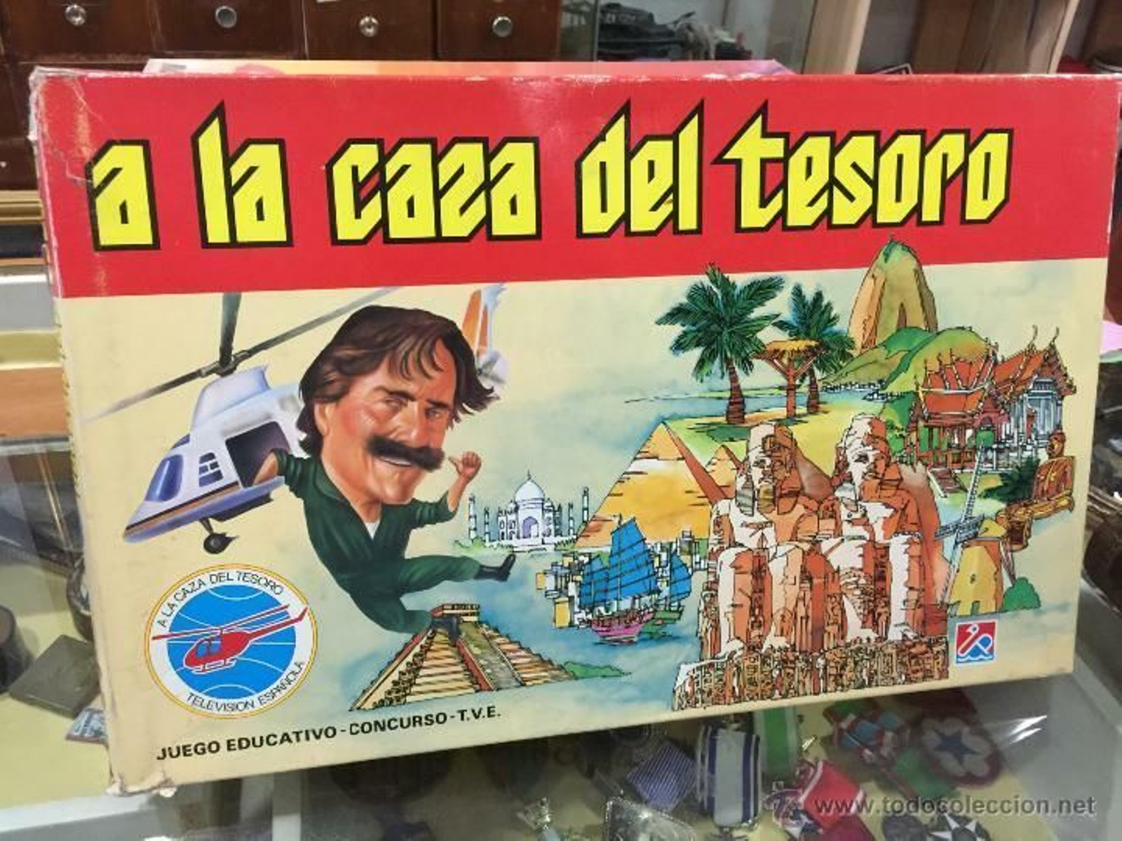 3. 'A la caza del tesoro'. Miguel de la Quadra-Salcedo, con Isabel Tenaill en el plató, viajaba los domingos por la noche de 1984 a la resolución de los enigmas que los concusantes debían hacer en el plató. Era un formato francés que se grababa en aquel país.