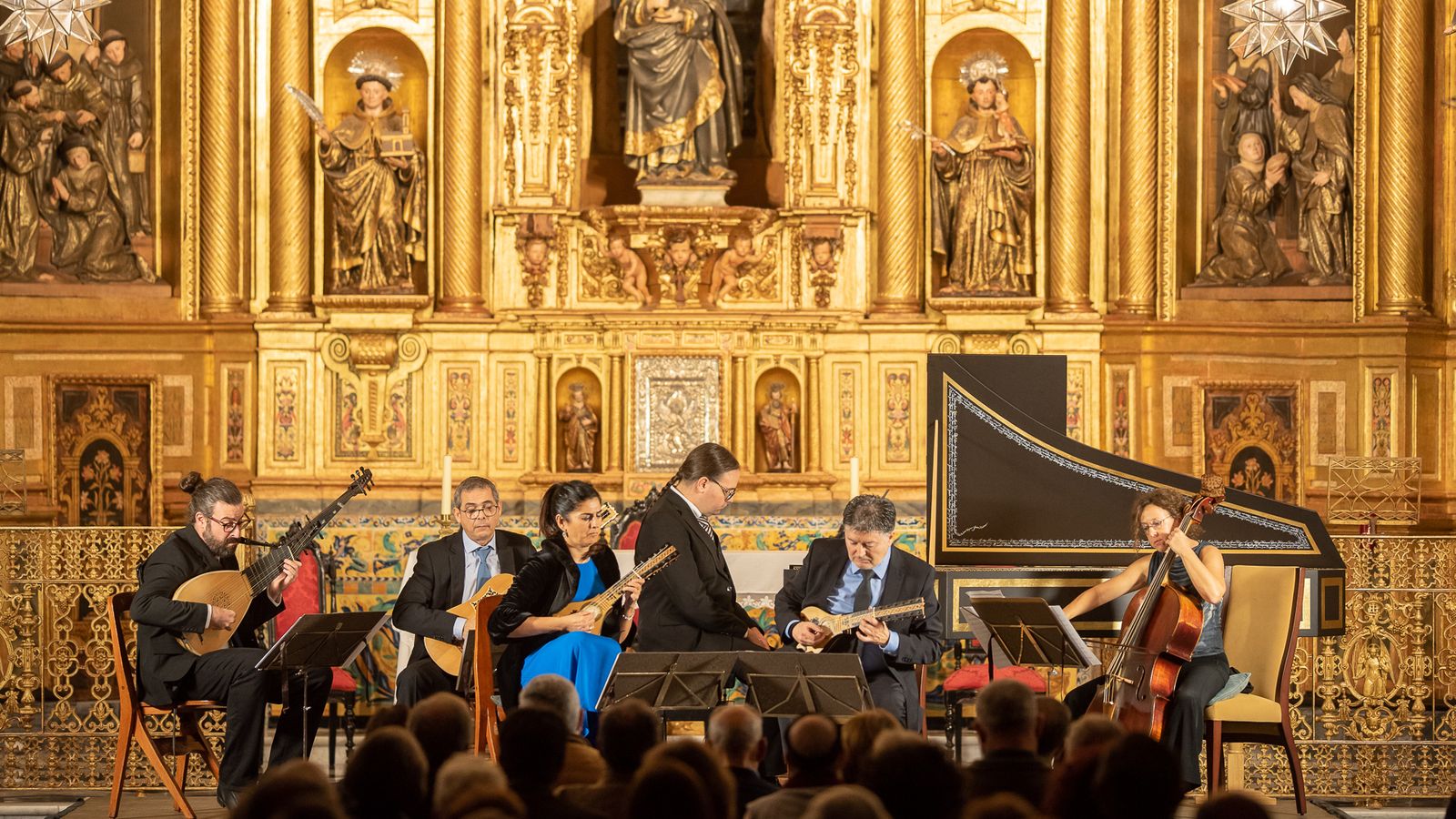 Artemandoline ante el soberbio retablo de Santa Clara.