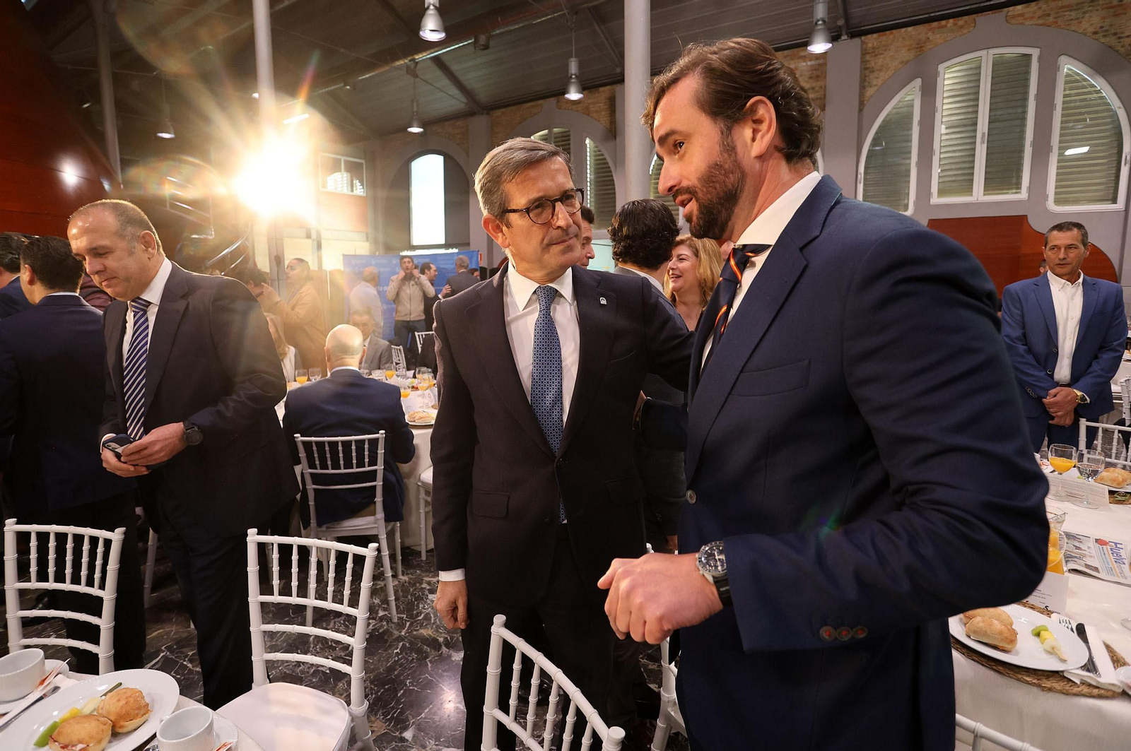 Imágenes del desayuno-coloquio con Jorge Paradela en el Foro Joly Andalucía celebrado en Huelva