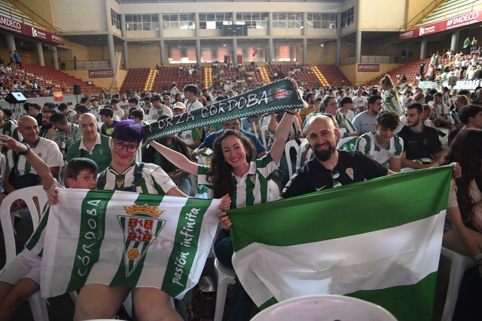 Las mejores fotos del ambiente en Vista Alegre para el Barcelona Atlètic - Córdoba CF