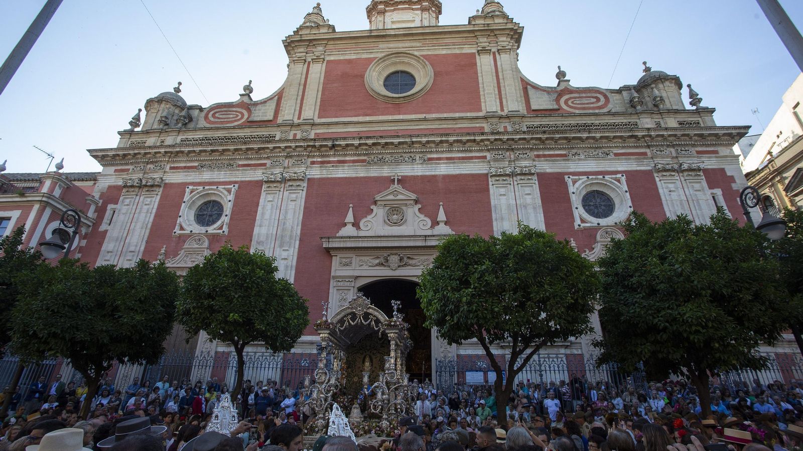 La Hermandad del Rocío de Sevilla saliendo del Salvador en 2022.